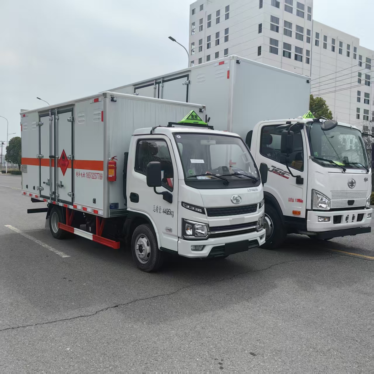 解放爆破車和躍進易燃液體廂式車發車