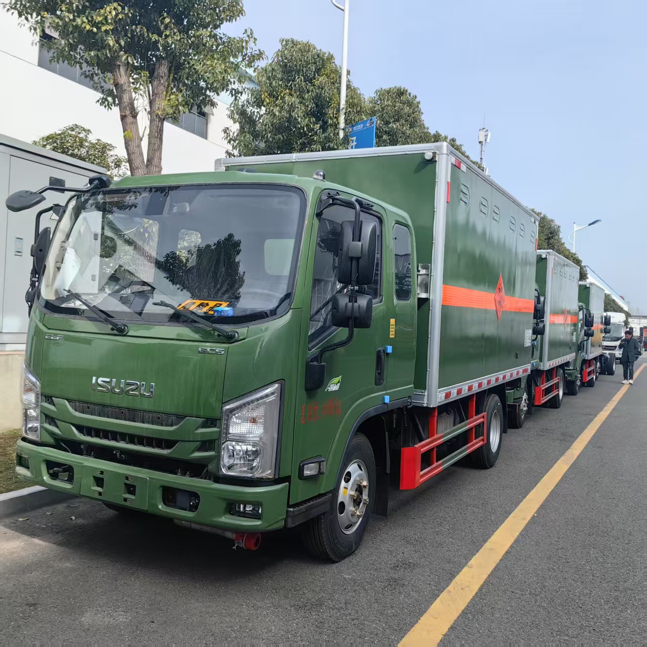 3臺五十鈴綠色爆破車發車