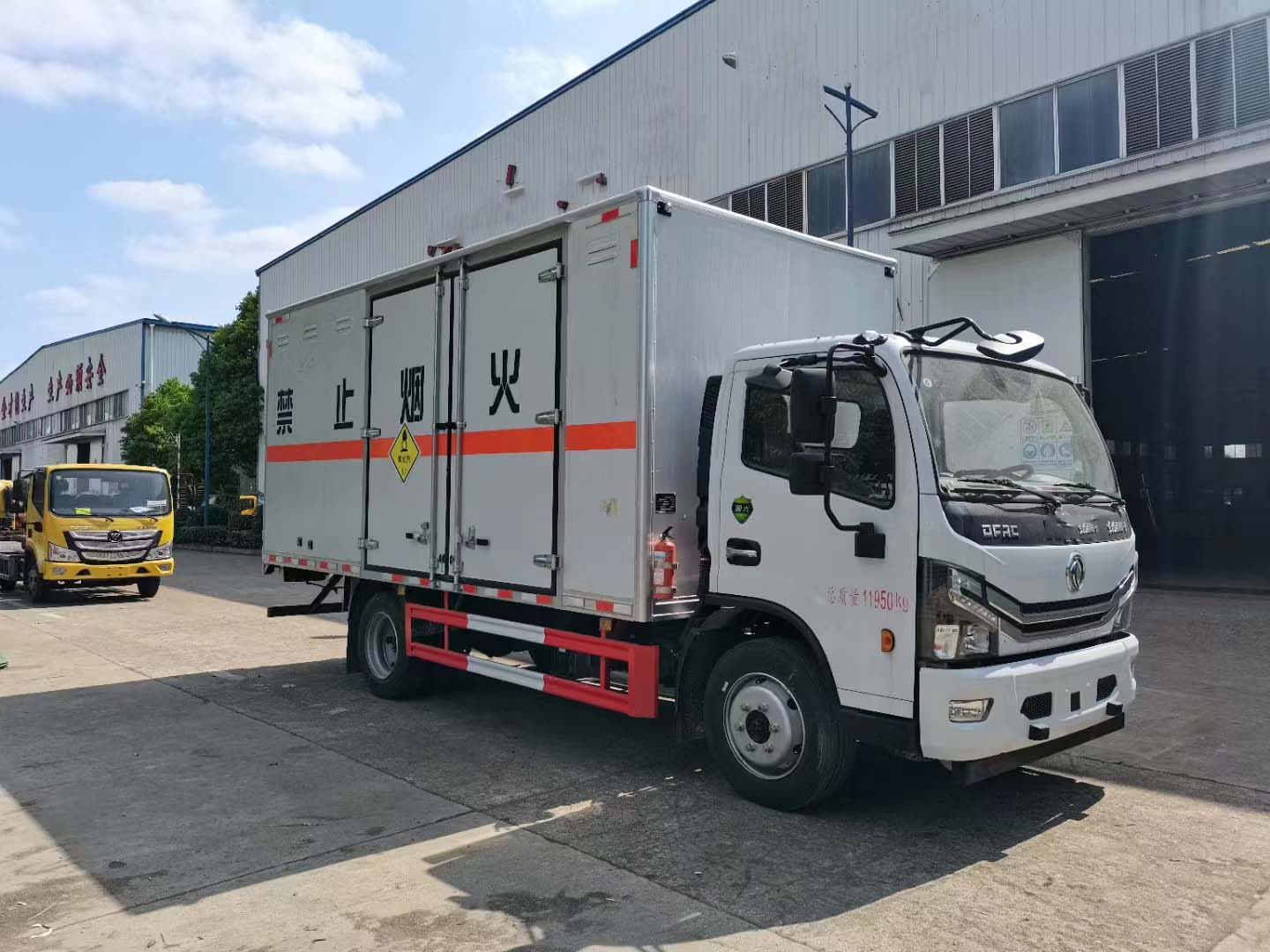 東風大多利卡國六氧化性危險品車