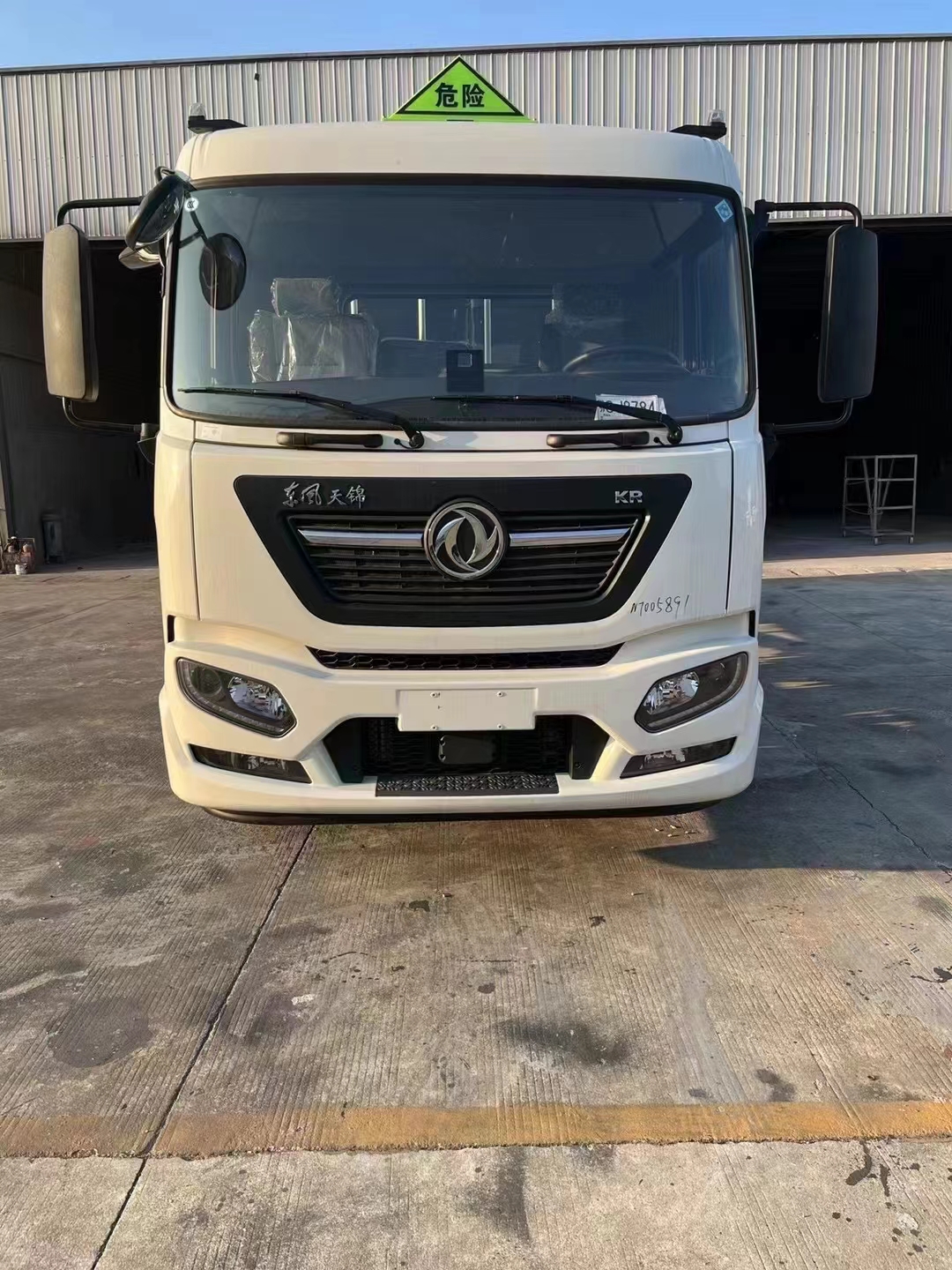 東風(fēng)天錦經(jīng)濟實惠款危險品車——龍擎220馬力