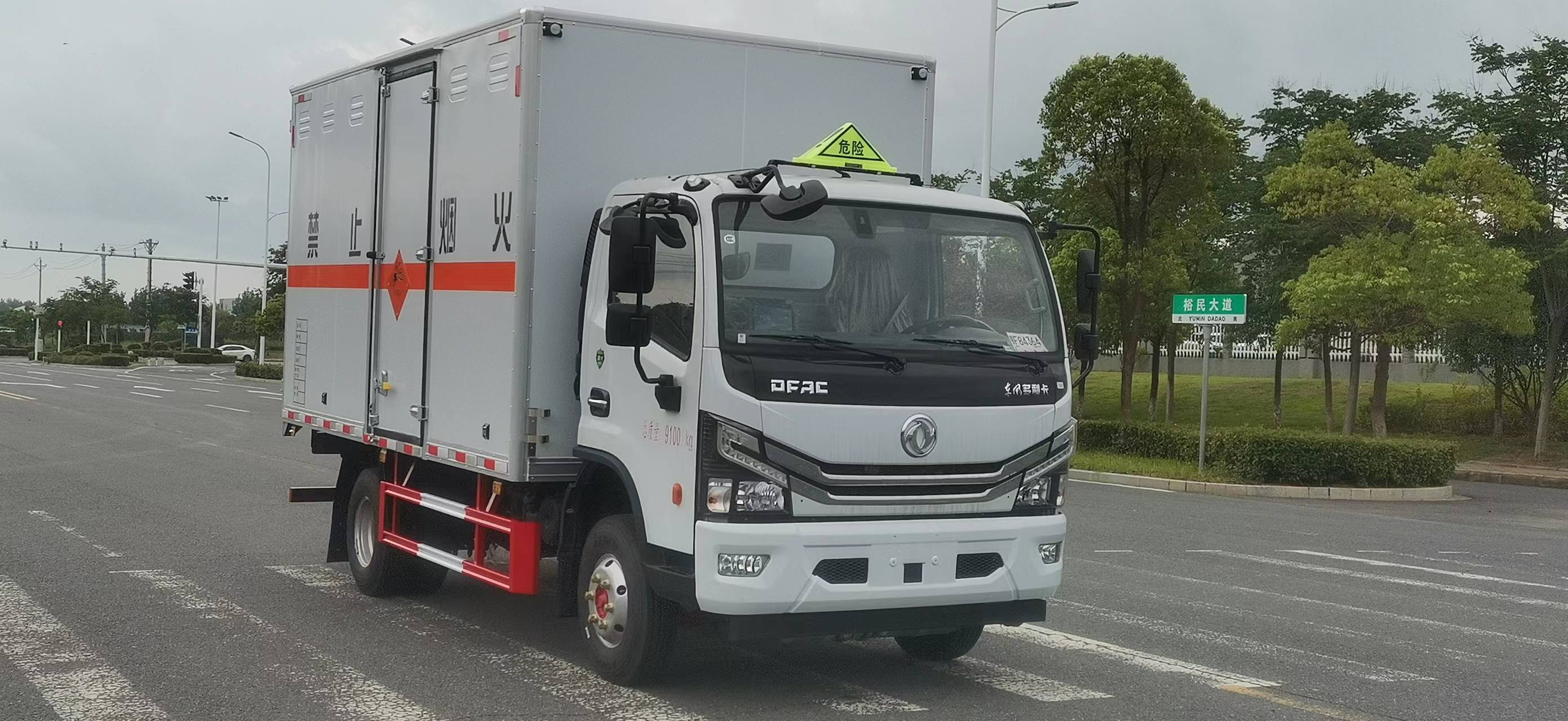 5噸經(jīng)典車型——東風(fēng)國六爆破器材運輸車