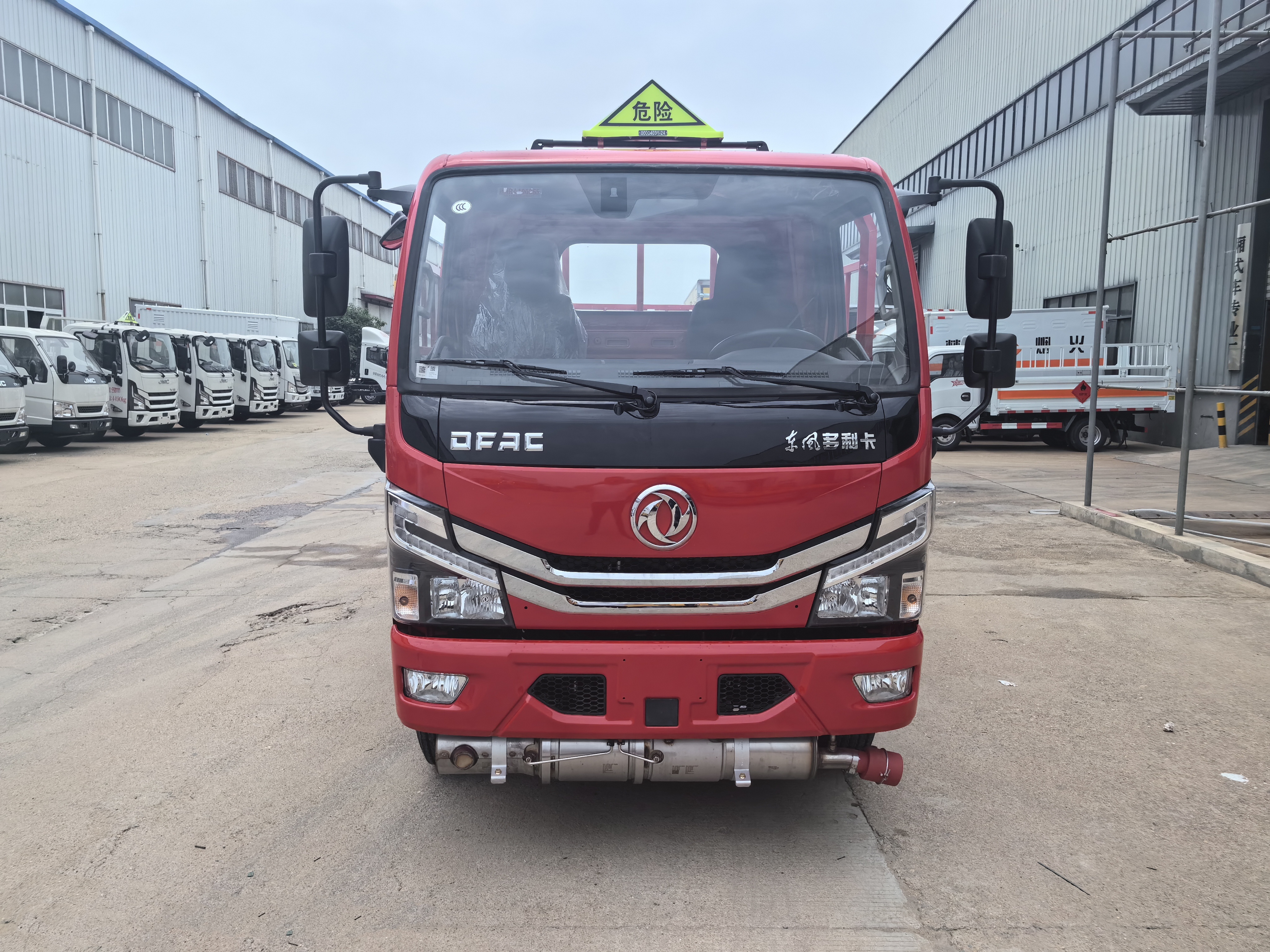 藍(lán)牌車型——東風(fēng)多利卡紅色氣瓶車