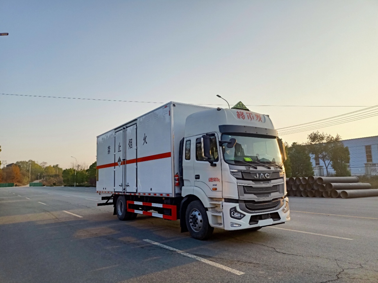 江淮格爾發6米8國六化學物品運輸車
