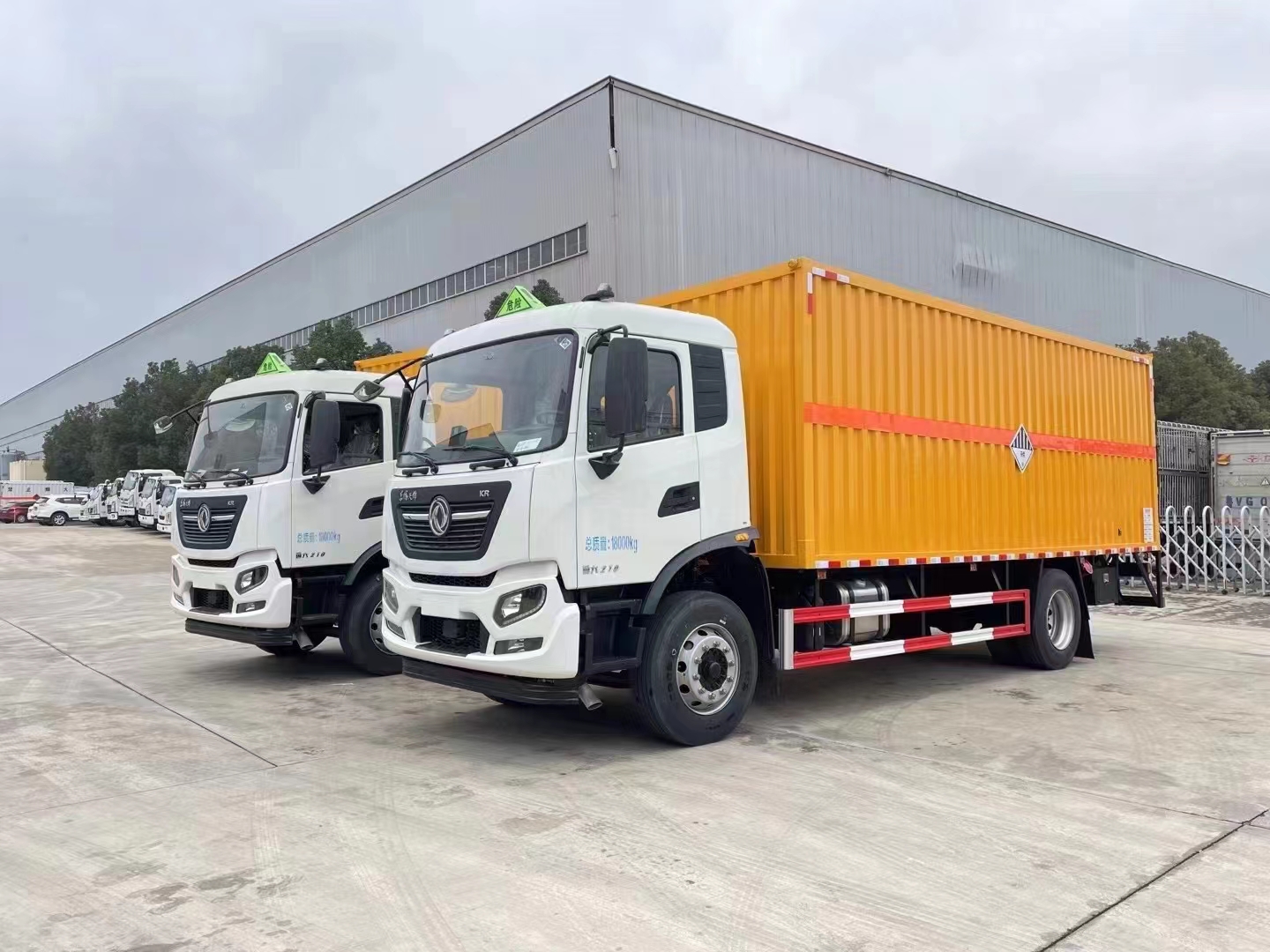 東風(fēng)天錦外瓦楞內(nèi)不銹鋼板樣式危險品車
