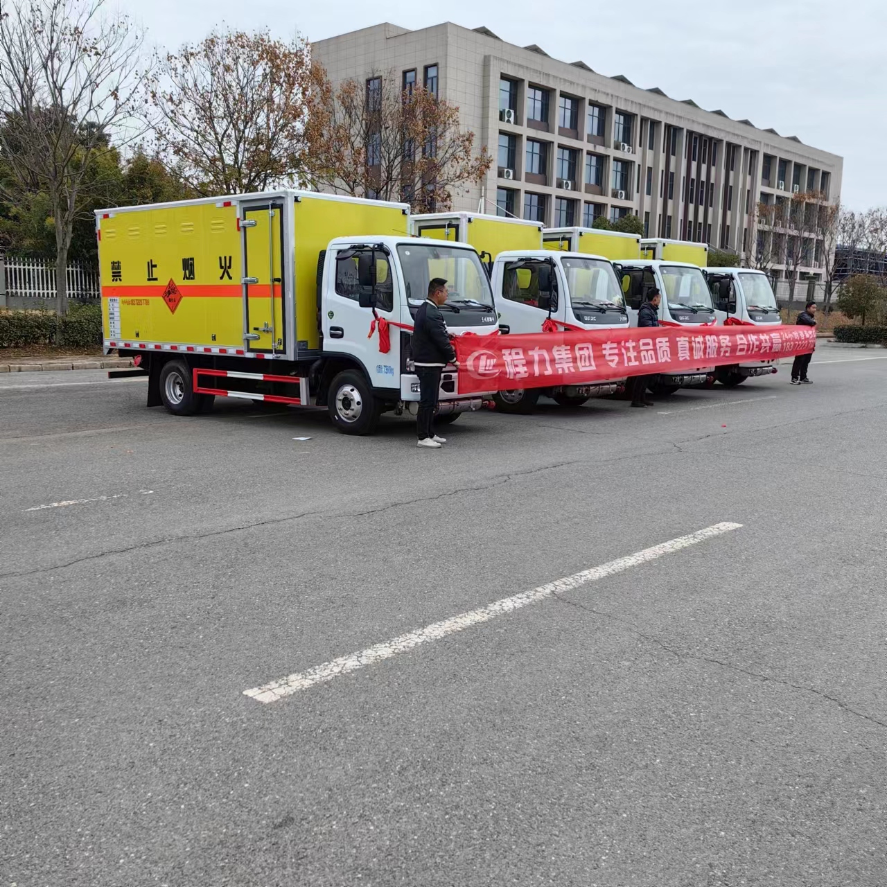 4臺東風(fēng)多利卡國六爆破器材運輸車發(fā)車