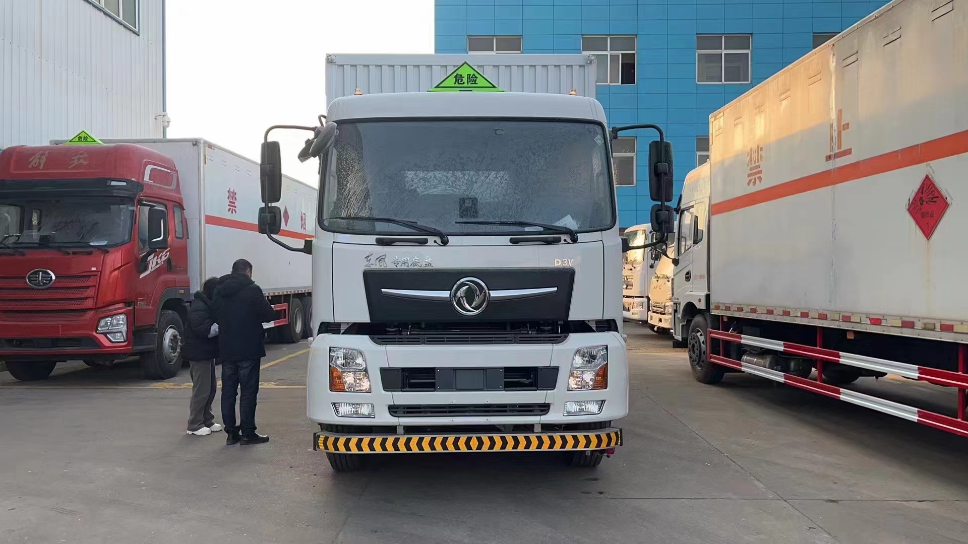 東風DV3國六三軸9米6瓦楞板危險品車