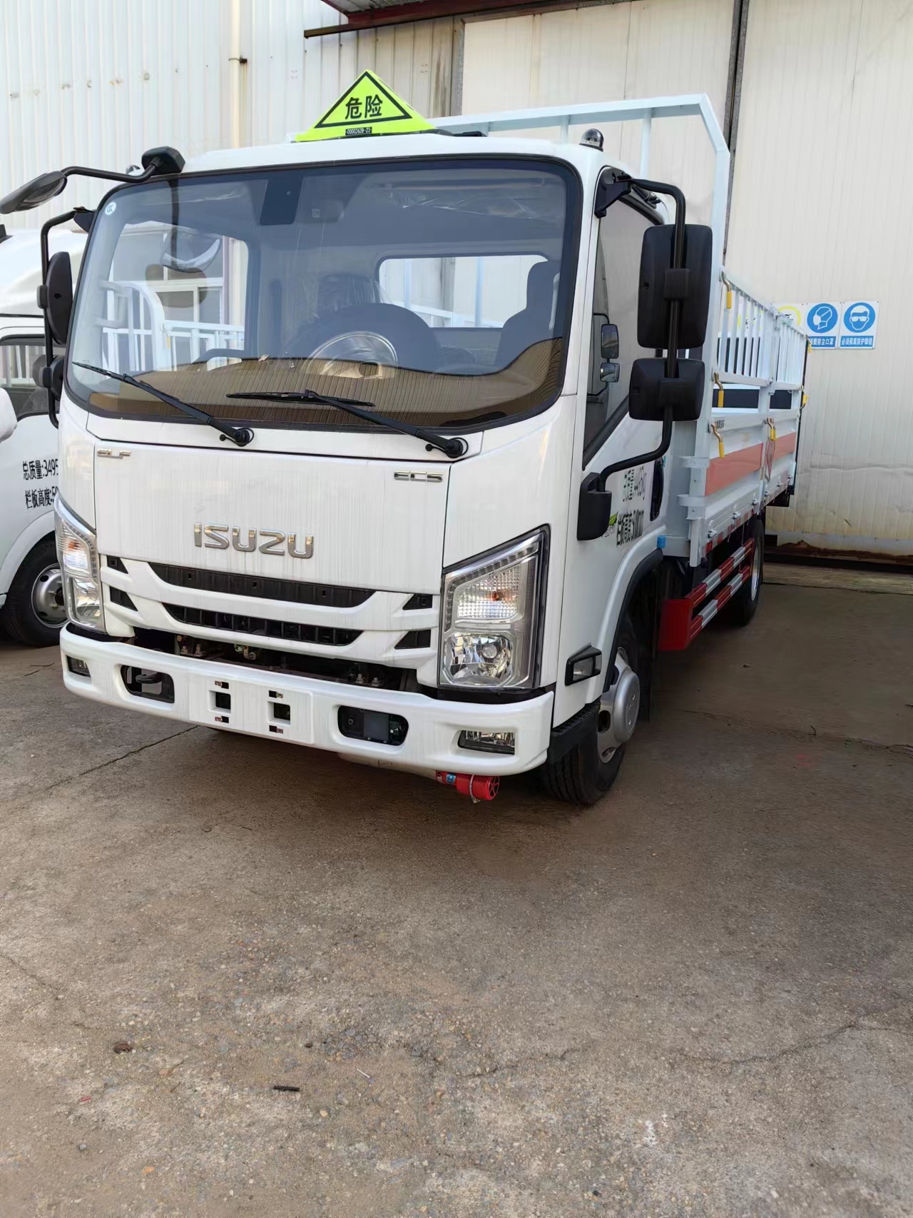 五十鈴國(guó)六4米2藍(lán)牌氣瓶車
