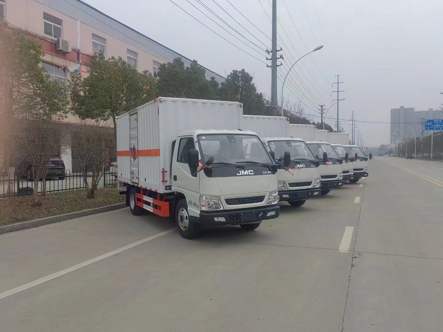 江鈴順達國六瓦楞板危險品車批量發車