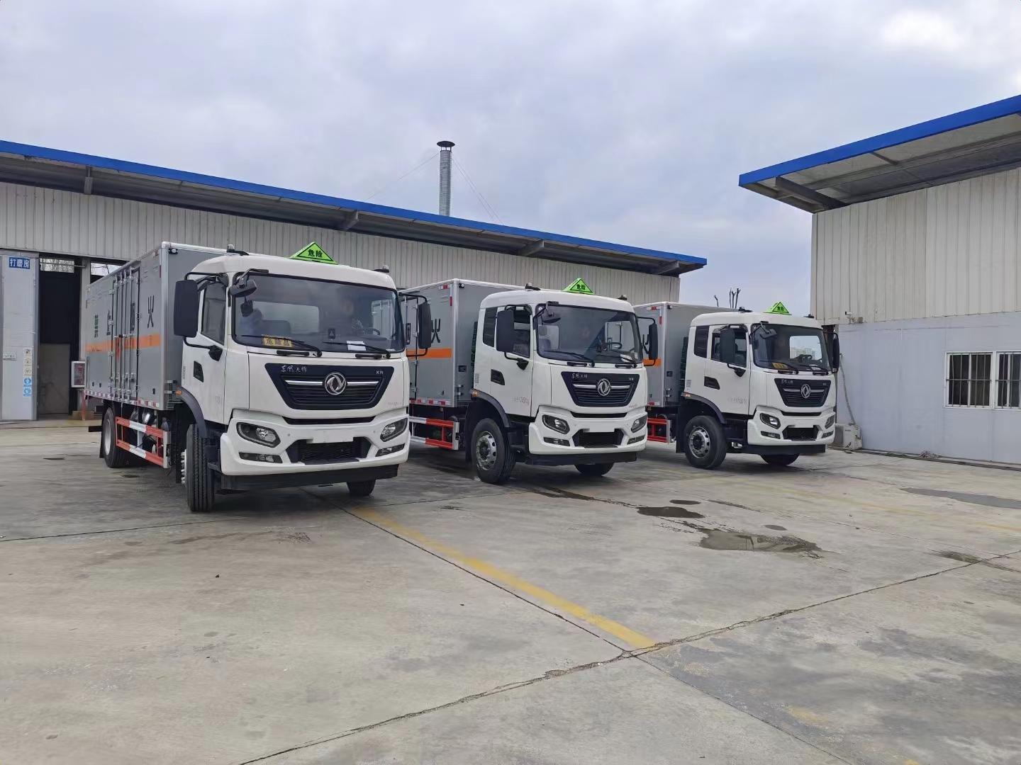 湖南陳總批量訂購3臺東風天錦國六爆破器材運輸車