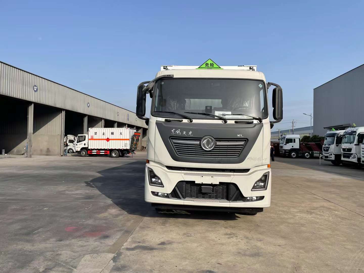 東風(fēng)天龍前四后八國(guó)六煙花運(yùn)輸車