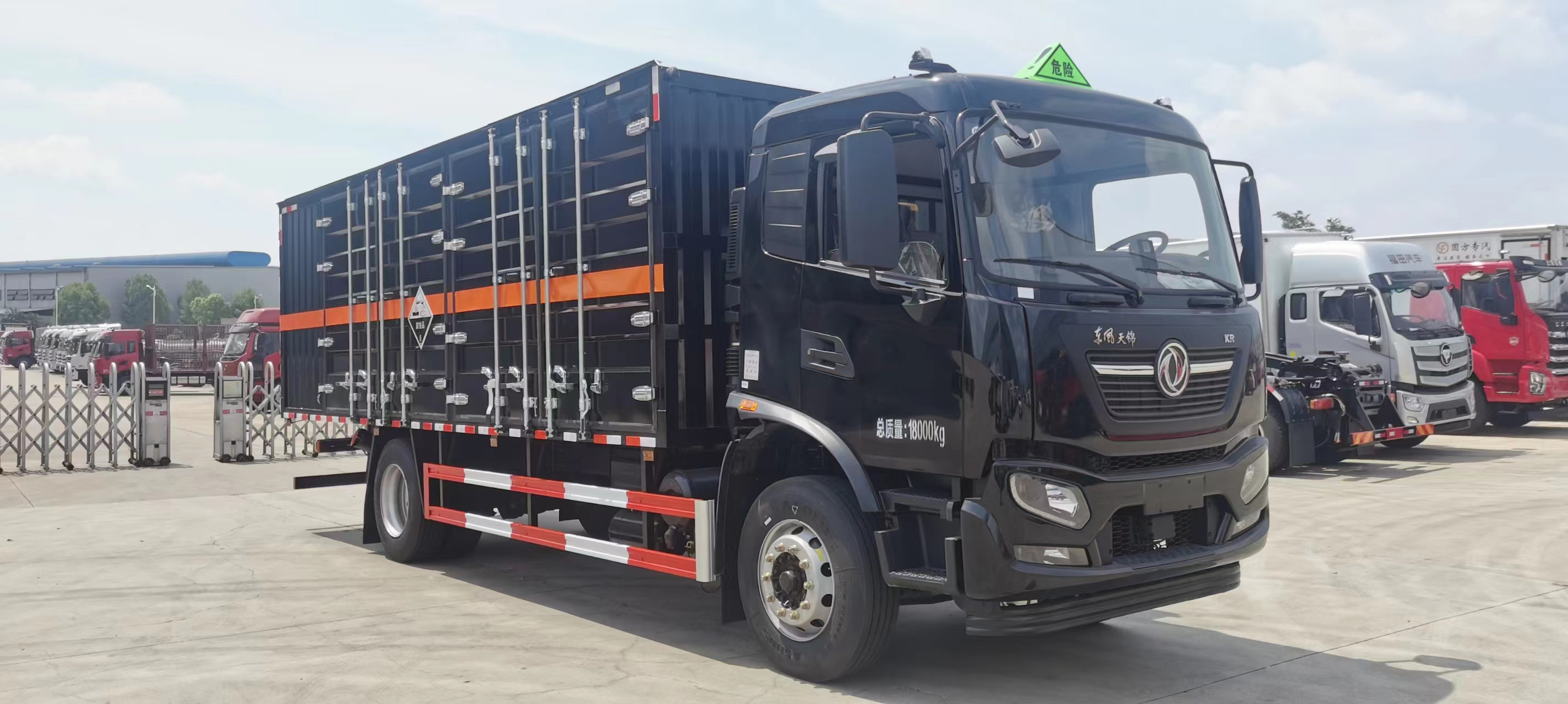 東風(fēng)天錦KR黑色瓦楞板危險(xiǎn)品車