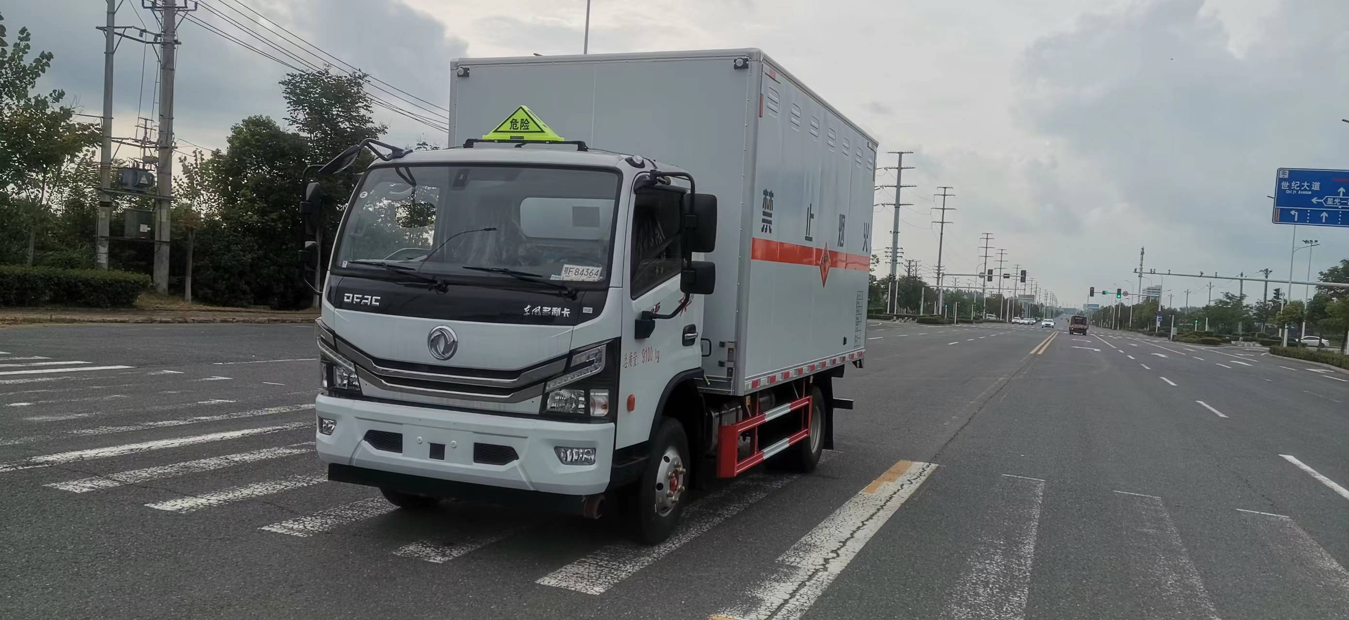 東風多利卡4米3爆破器材運輸車
