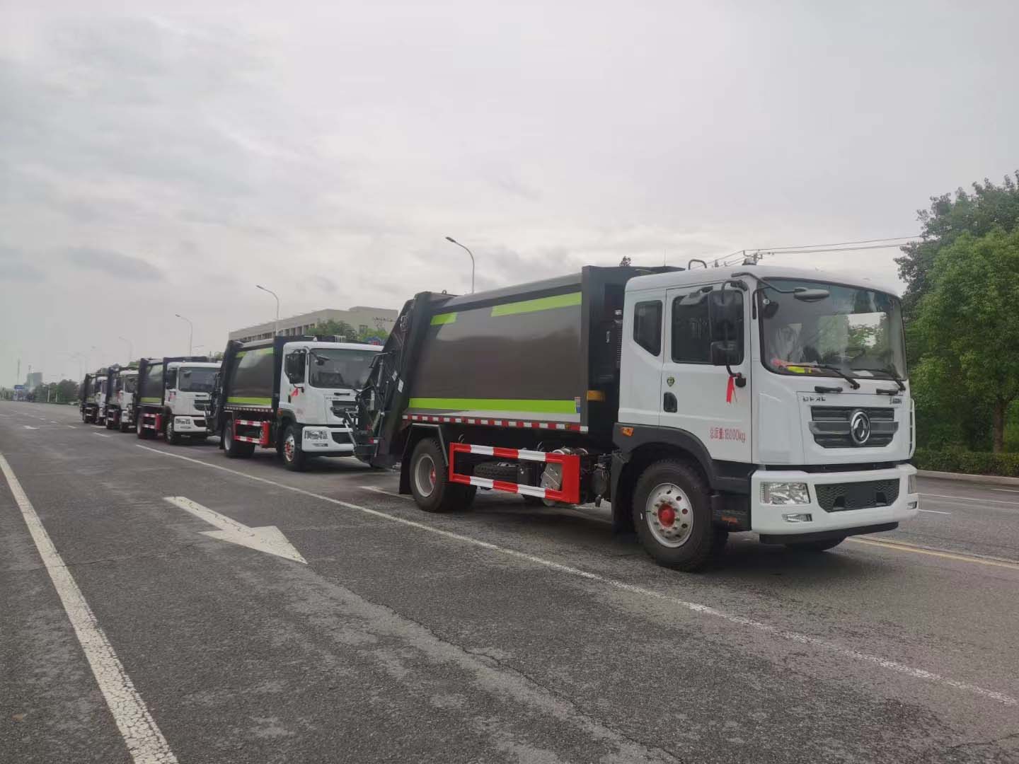 東風(fēng)D9國(guó)六12方壓縮垃圾車批量發(fā)車