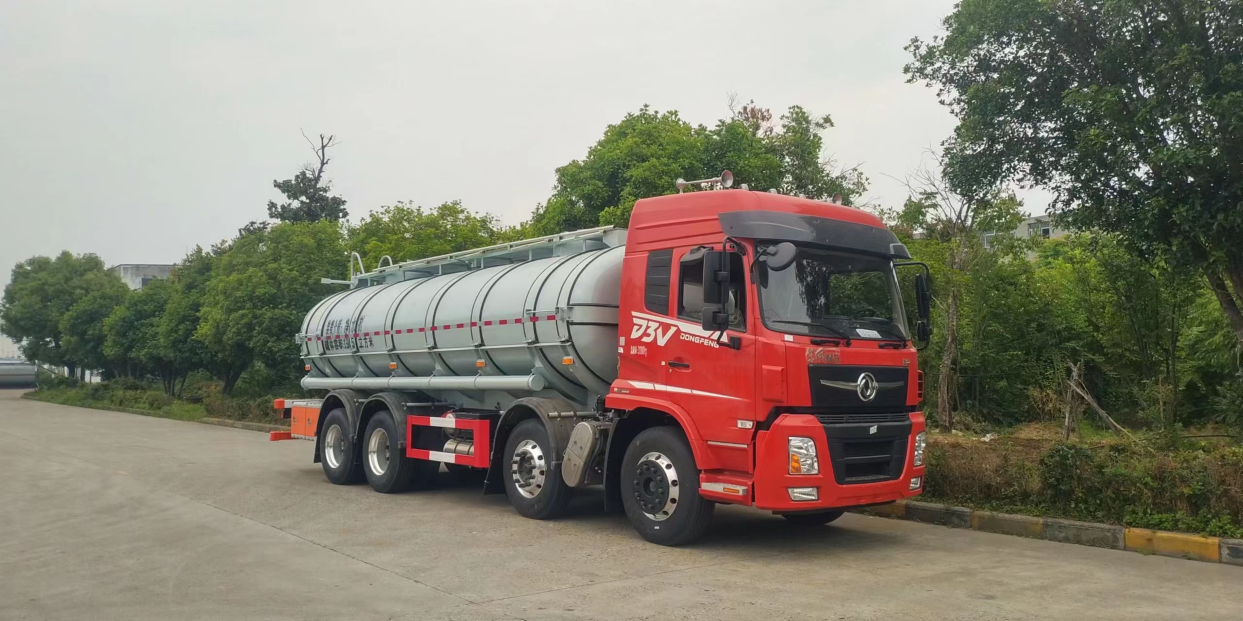 東風(fēng)前四后八塑料罐供液車
