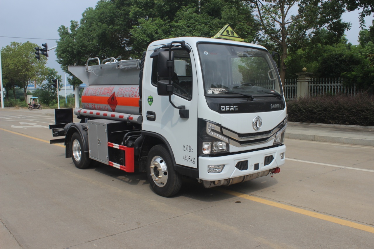 東風(fēng)多利卡藍(lán)牌國(guó)六甲醇罐式運(yùn)輸車