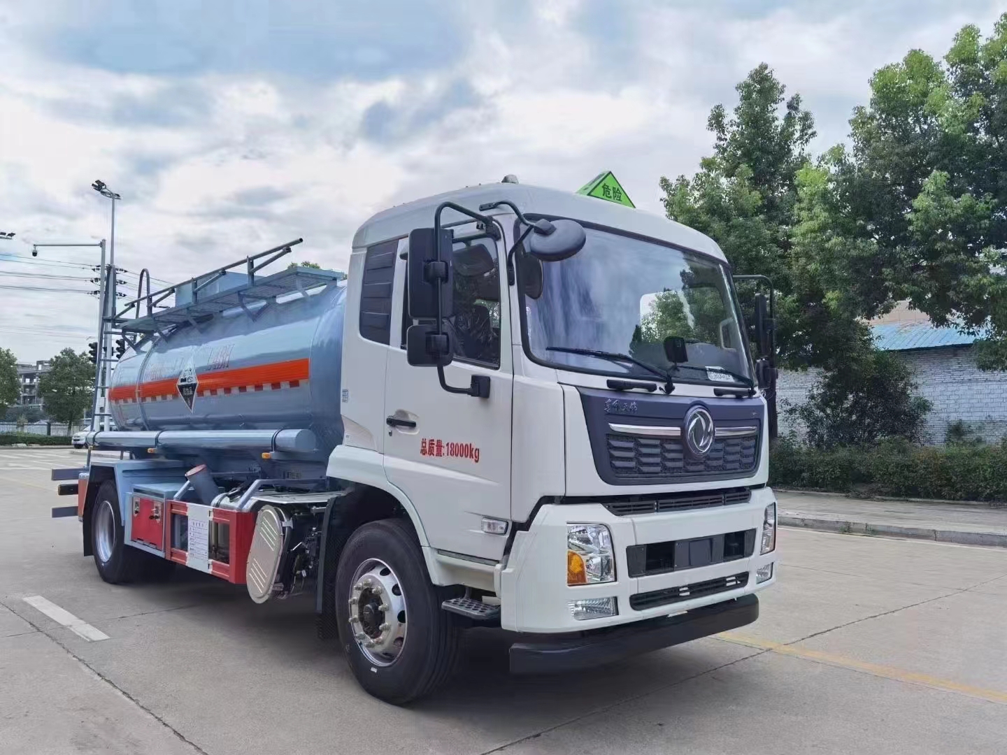 10噸東風天錦鋼襯塑罐車