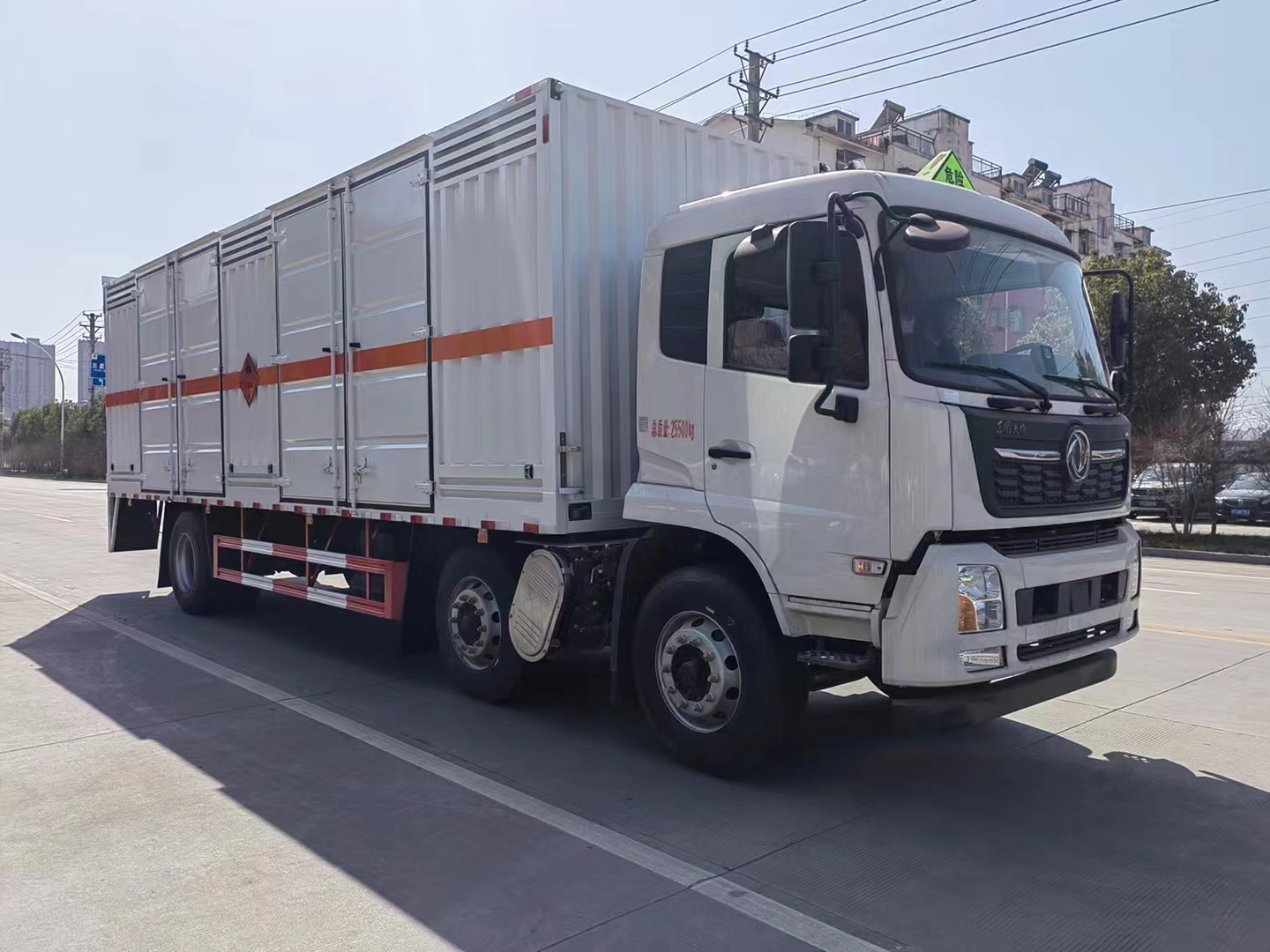 東風(fēng)天錦三軸帶雙開門三類危險(xiǎn)品車