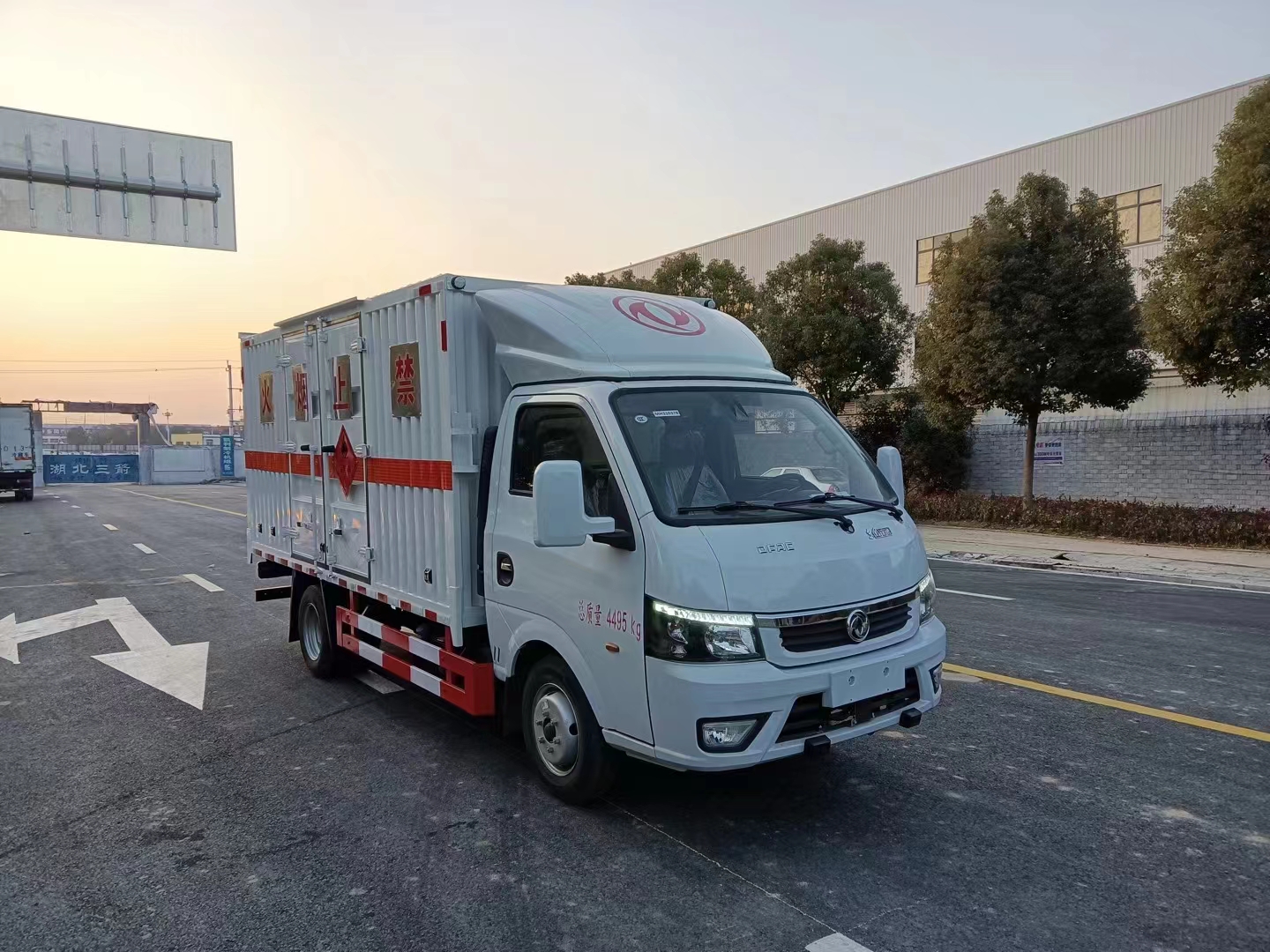 東風(fēng)途逸國六帶雙開側(cè)門瓦楞板危險(xiǎn)品車