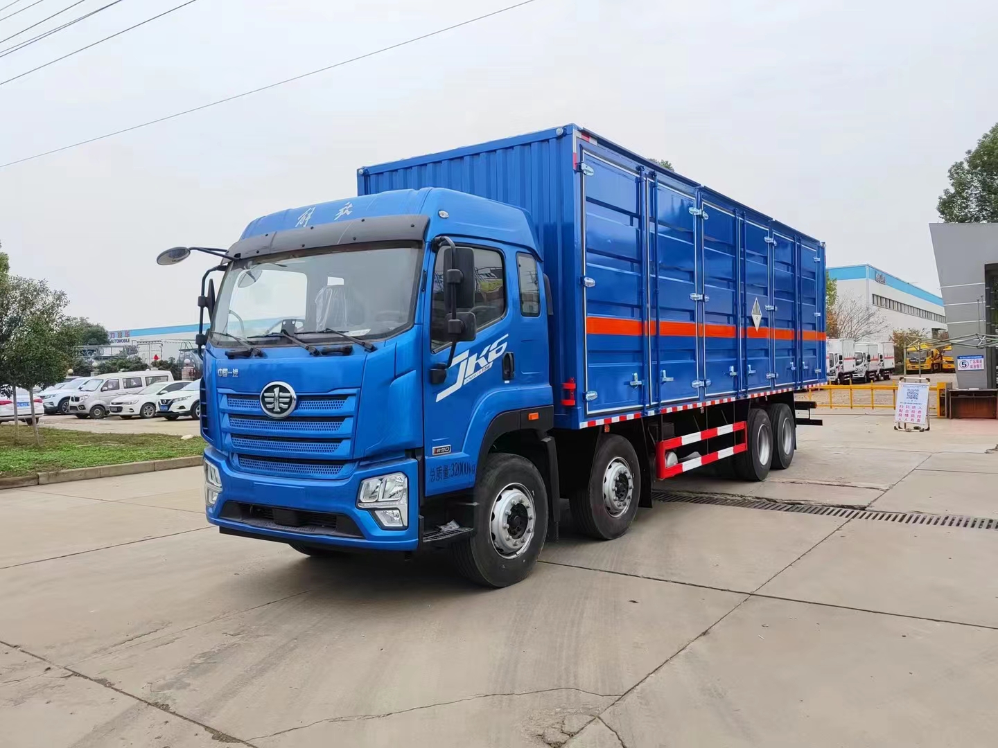 裝貨更方便，解放JK6前四后八左右開門危險品車更方便