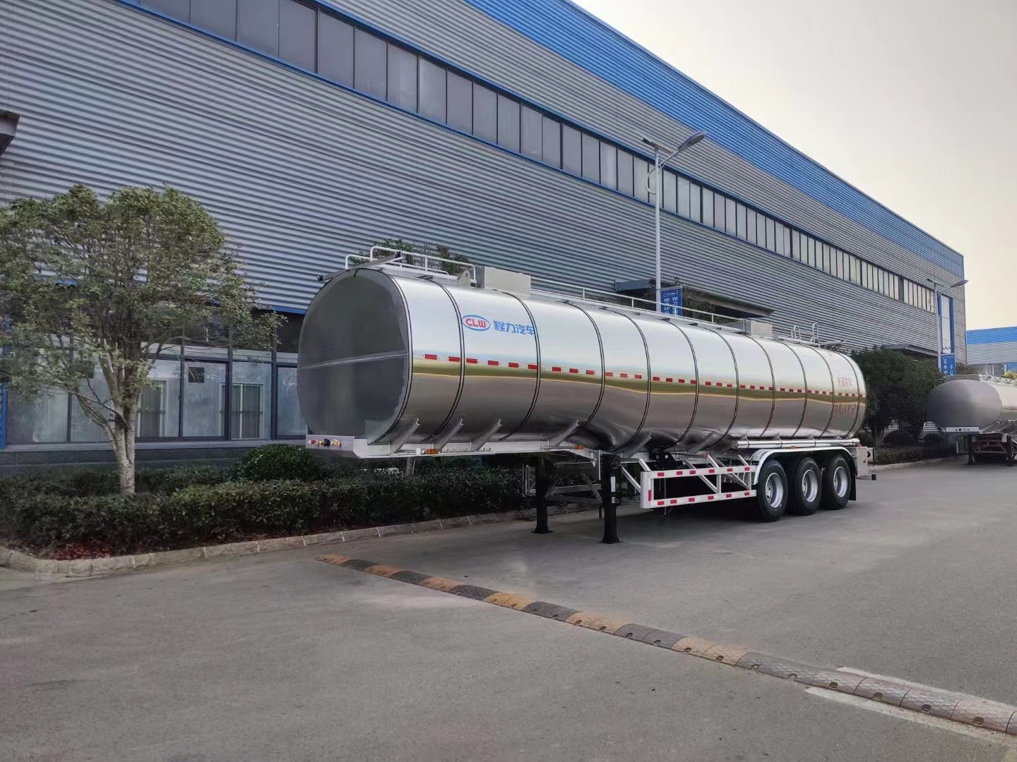 46方鋁合金普通液體運(yùn)輸半掛車(chē)