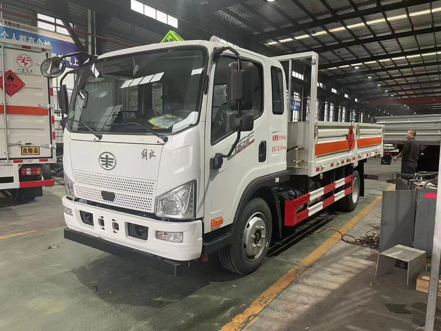 解放J6F國(guó)六排半氣瓶運(yùn)輸車(chē)