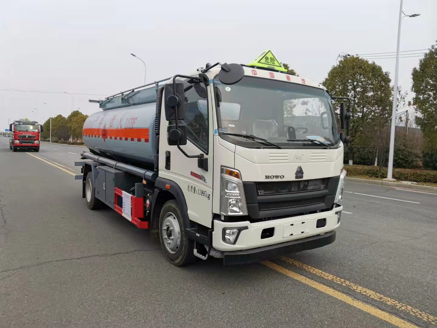 越野爬坡，選擇重汽豪沃國六運油車準沒錯