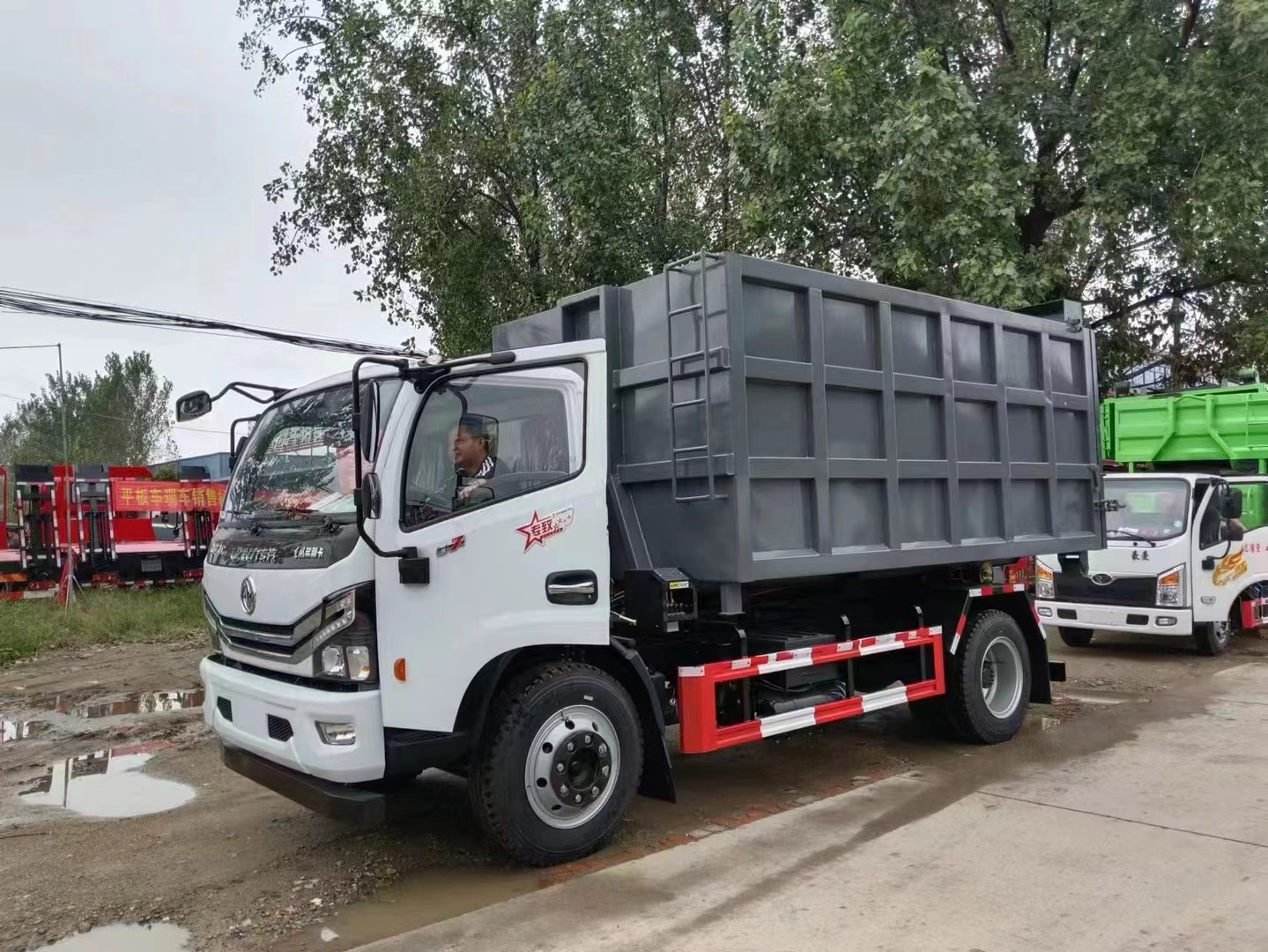 東風(fēng)大多利卡國(guó)六套臂式垃圾車(chē)