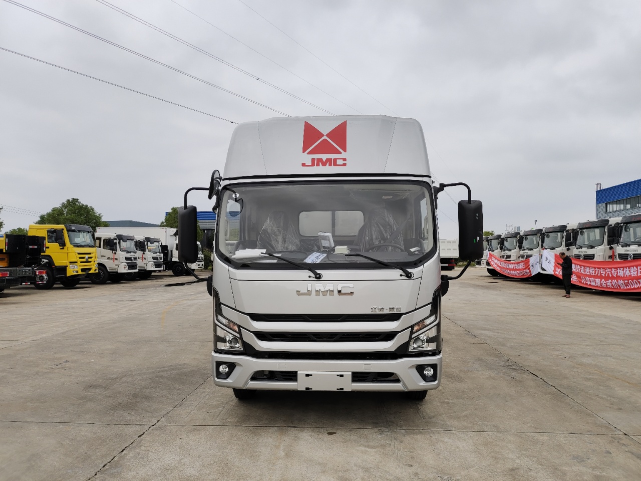 江鈴新凱運(yùn)排半國(guó)六寬體冷藏車(chē)