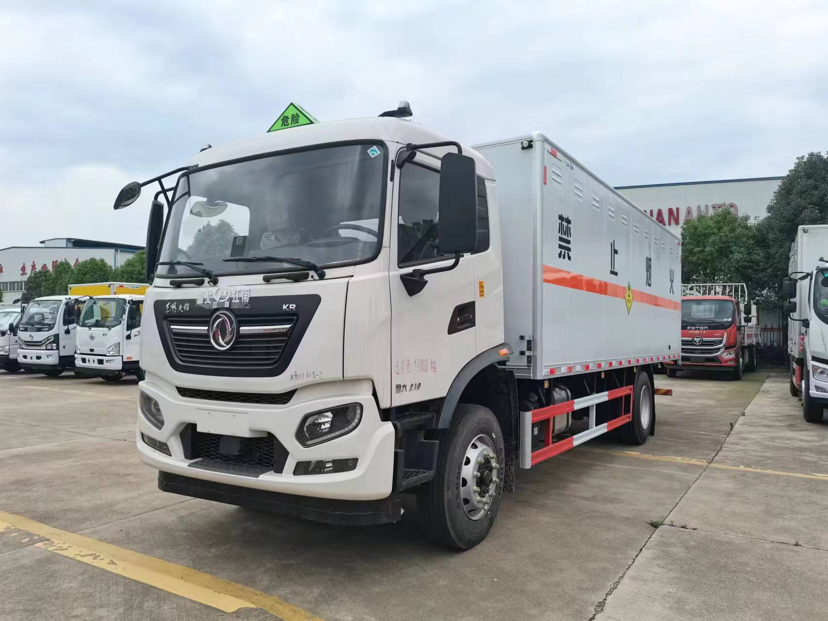 東風(fēng)天錦高頂雙臥國(guó)六氧化性物品運(yùn)輸車(chē)