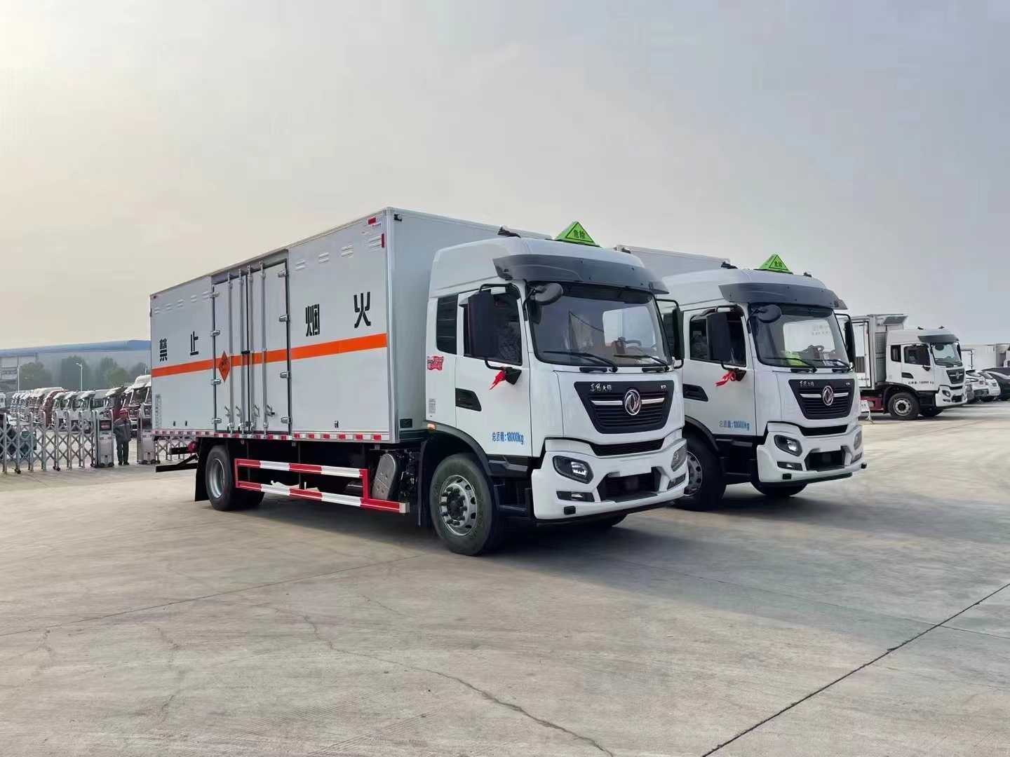 東風(fēng)天錦國六爆破器材運(yùn)輸車批量發(fā)車