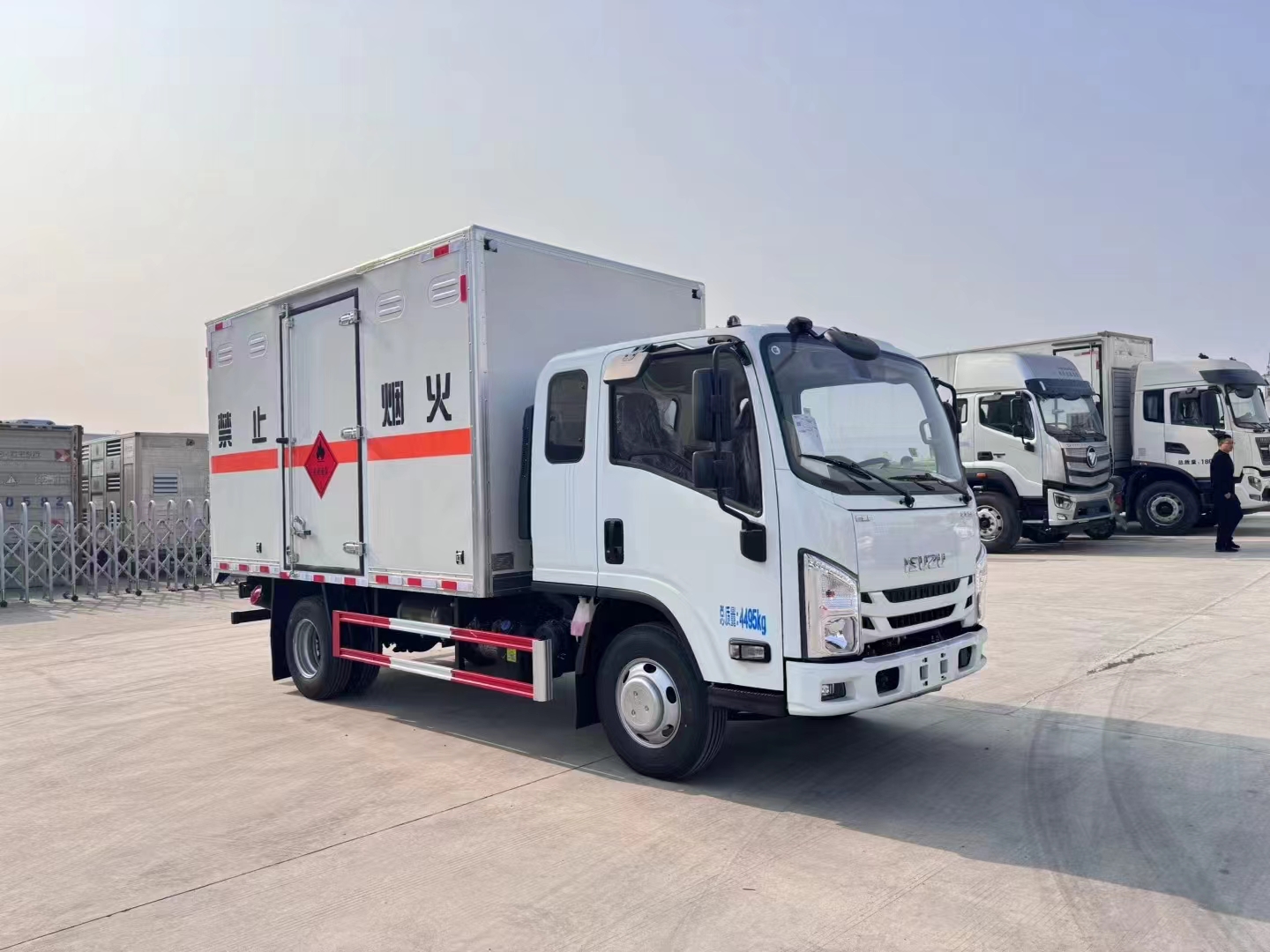 五十鈴國六排半藍(lán)牌危險(xiǎn)品車