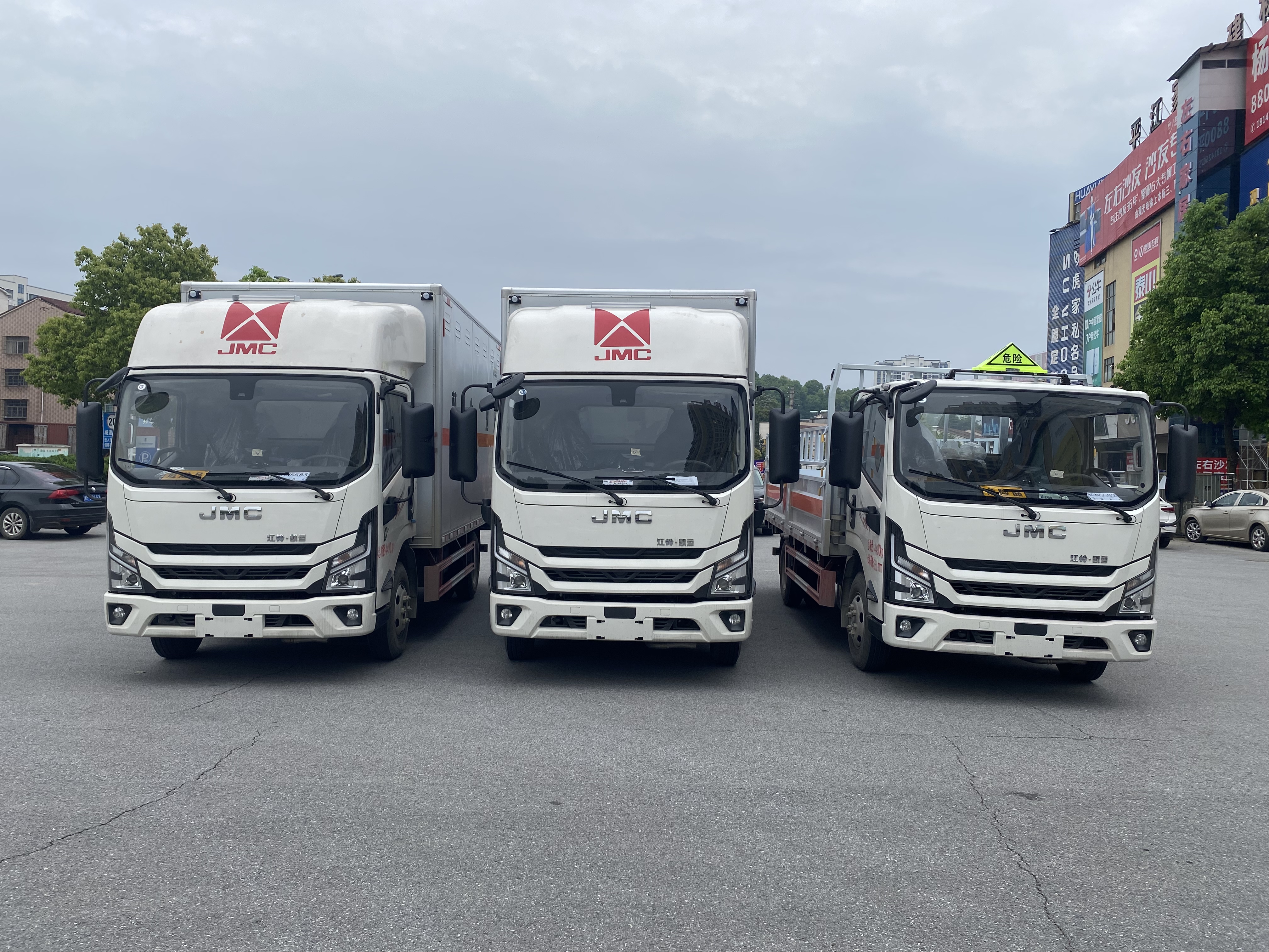 三臺(tái)江鈴凱運(yùn)國六危險(xiǎn)品車發(fā)車