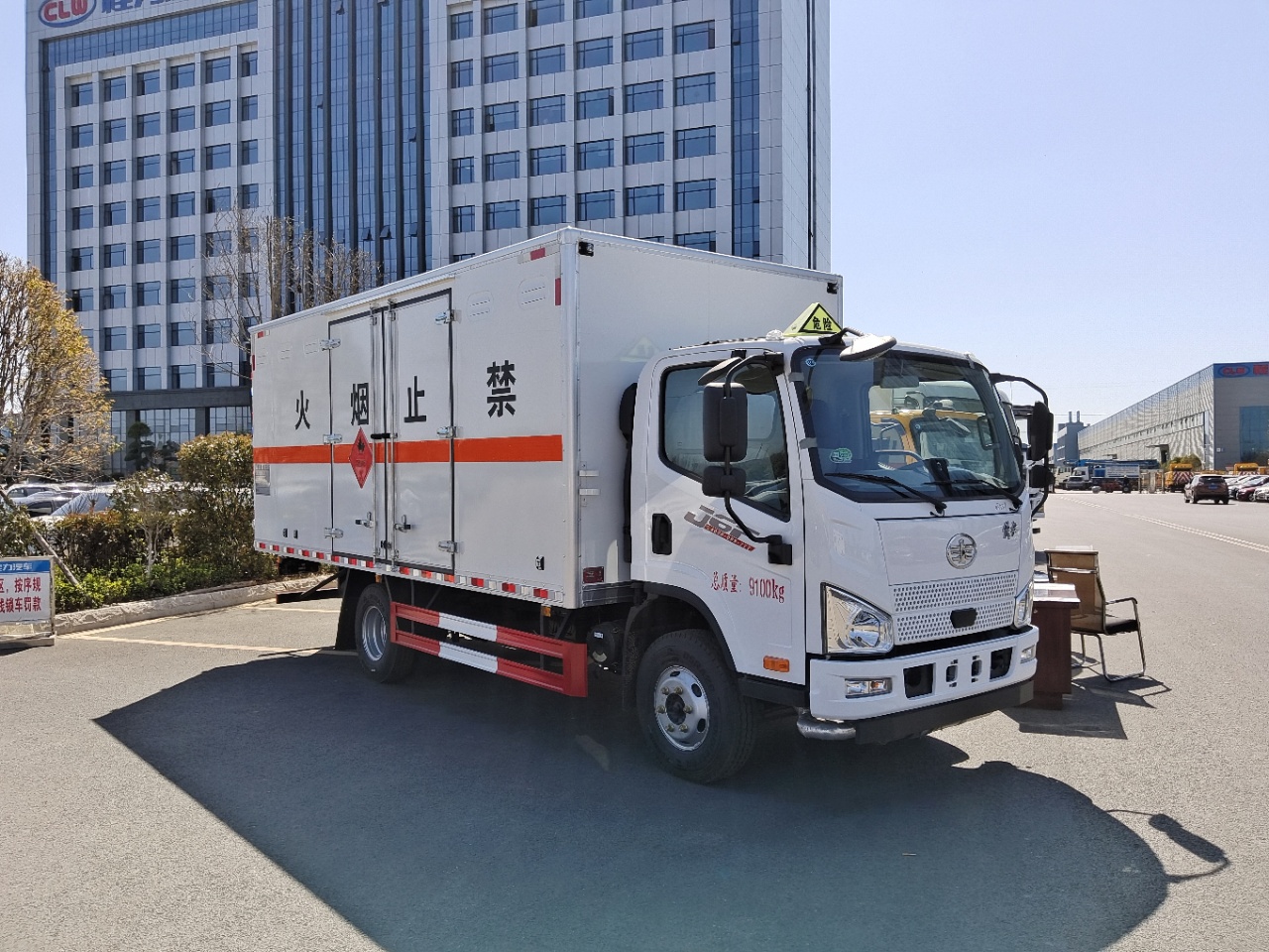 解放J6F國六大柴180馬力生物油運(yùn)輸車