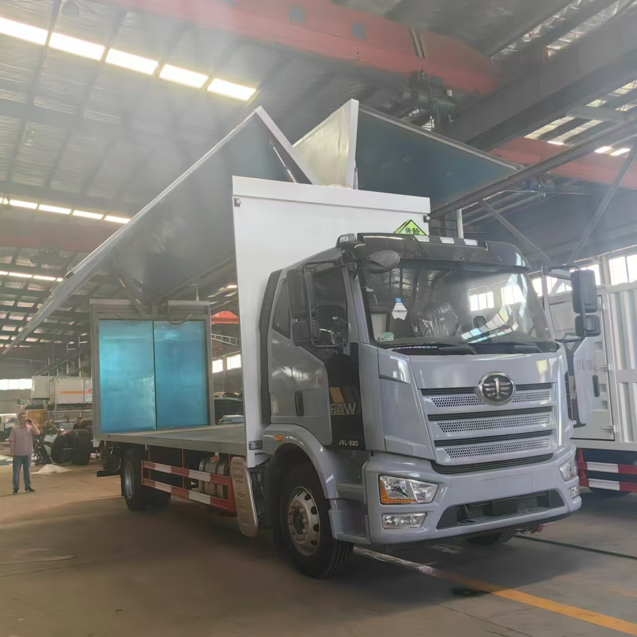 解放J6L國六藍(lán)色帶翼展危險品車