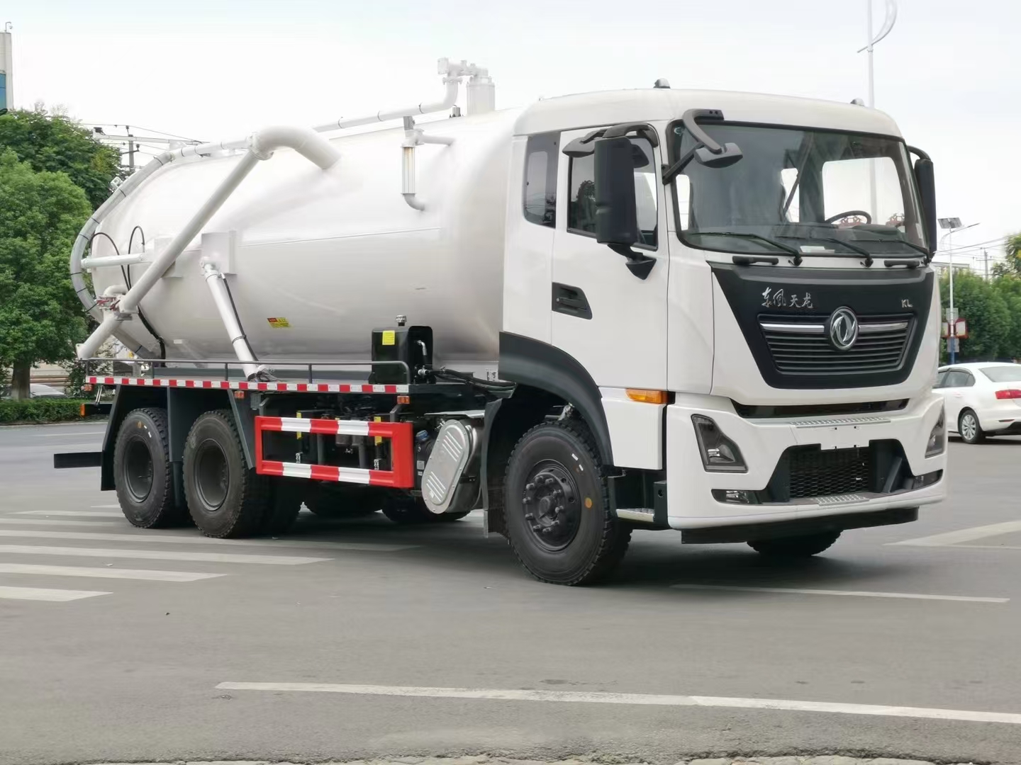 東風(fēng)天龍后雙橋國六18立方吸污車
