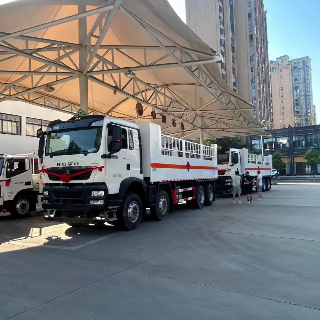 重汽前四后八國六帶自卸氣瓶車