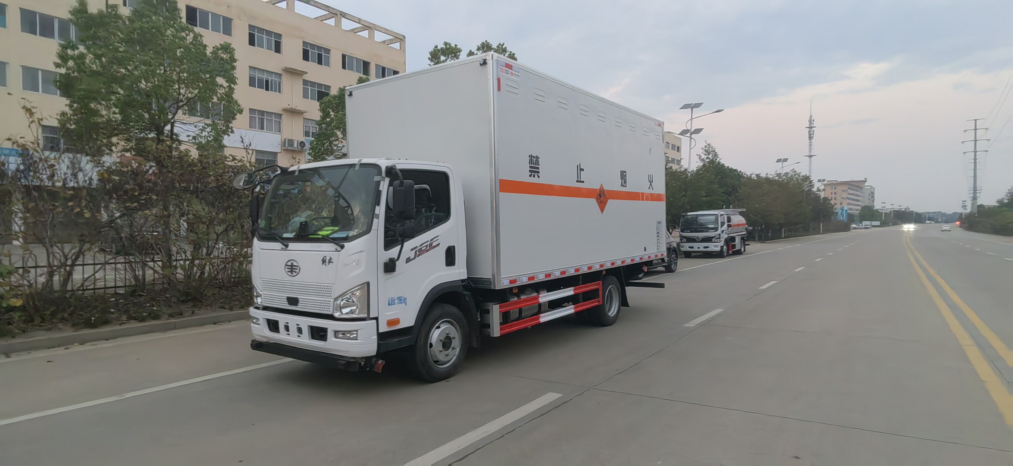 解放33立方國(guó)六爆破器材運(yùn)輸車