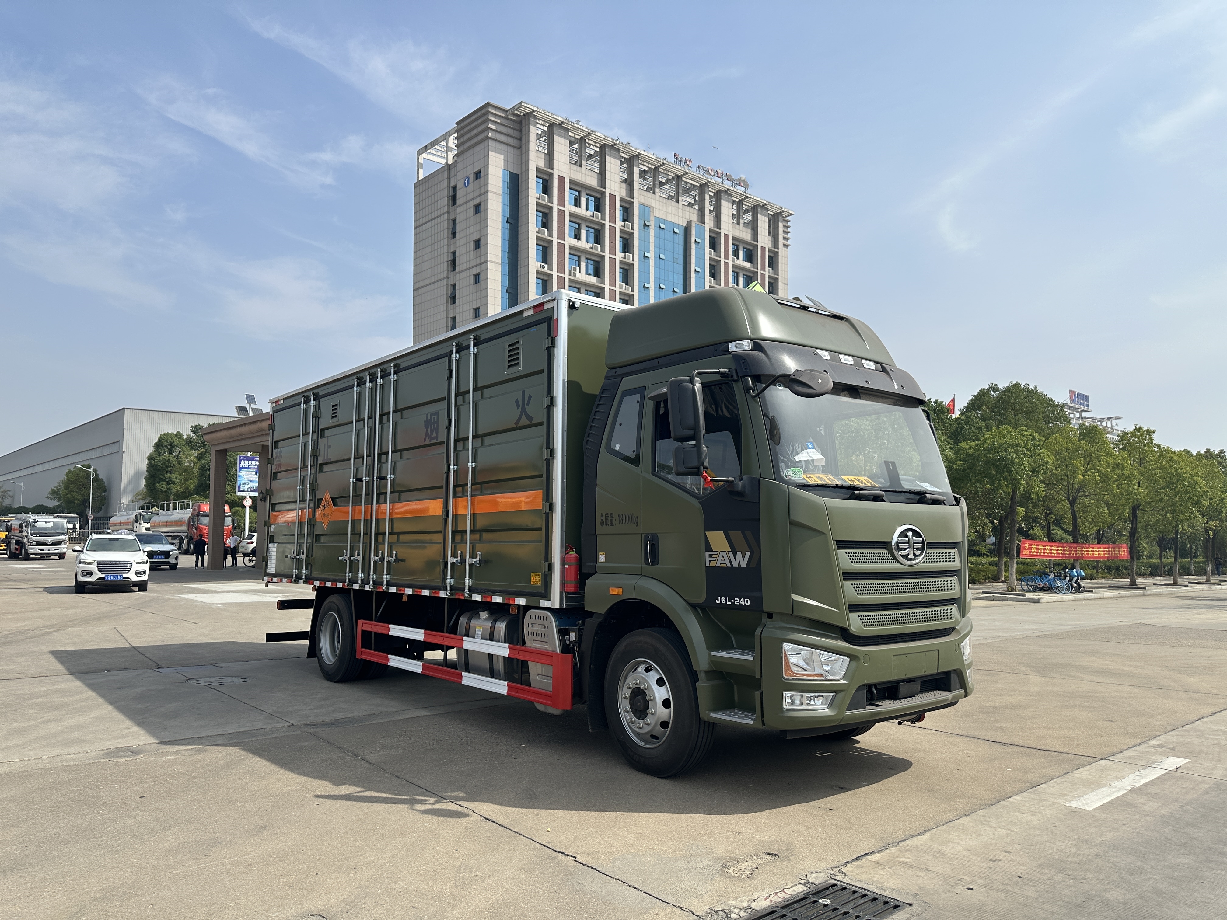 解放J6L帶全開側(cè)門爆破器材運(yùn)輸車