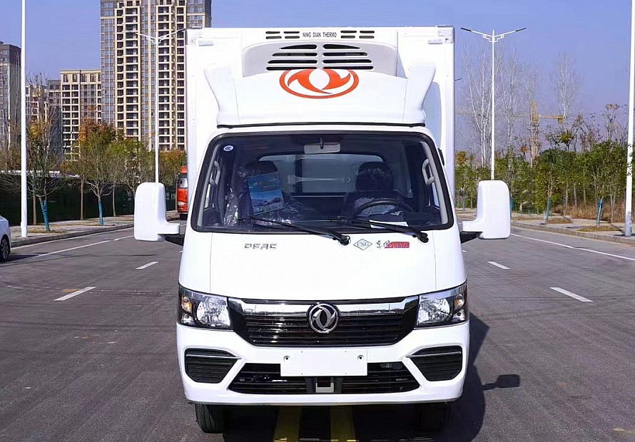 3.7米東風途逸天然氣冷藏車