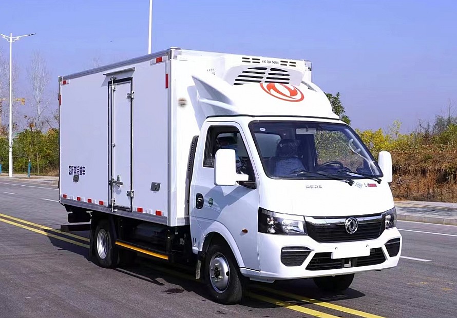 3.7米東風途逸天然氣冷藏車