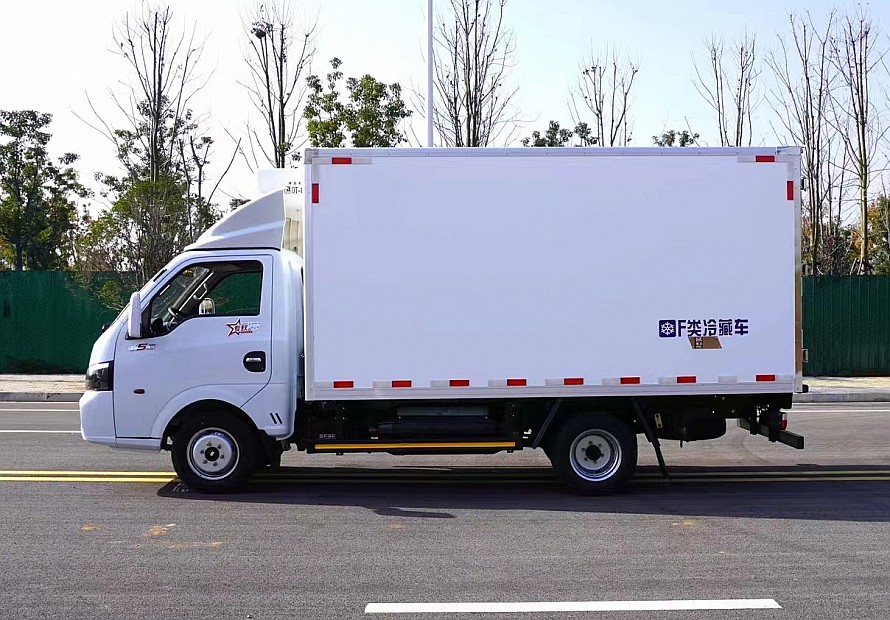 3.7米東風途逸天然氣冷藏車