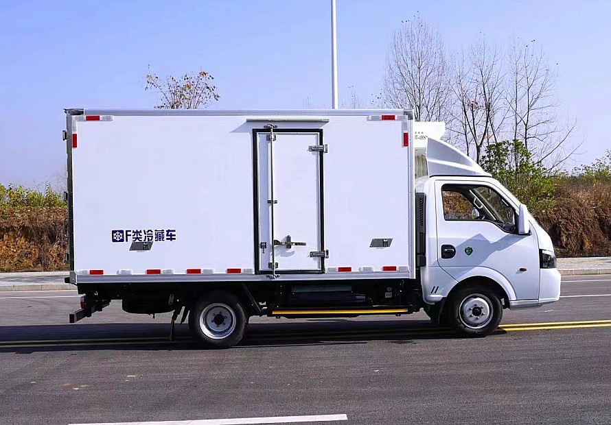 3.7米東風途逸天然氣冷藏車