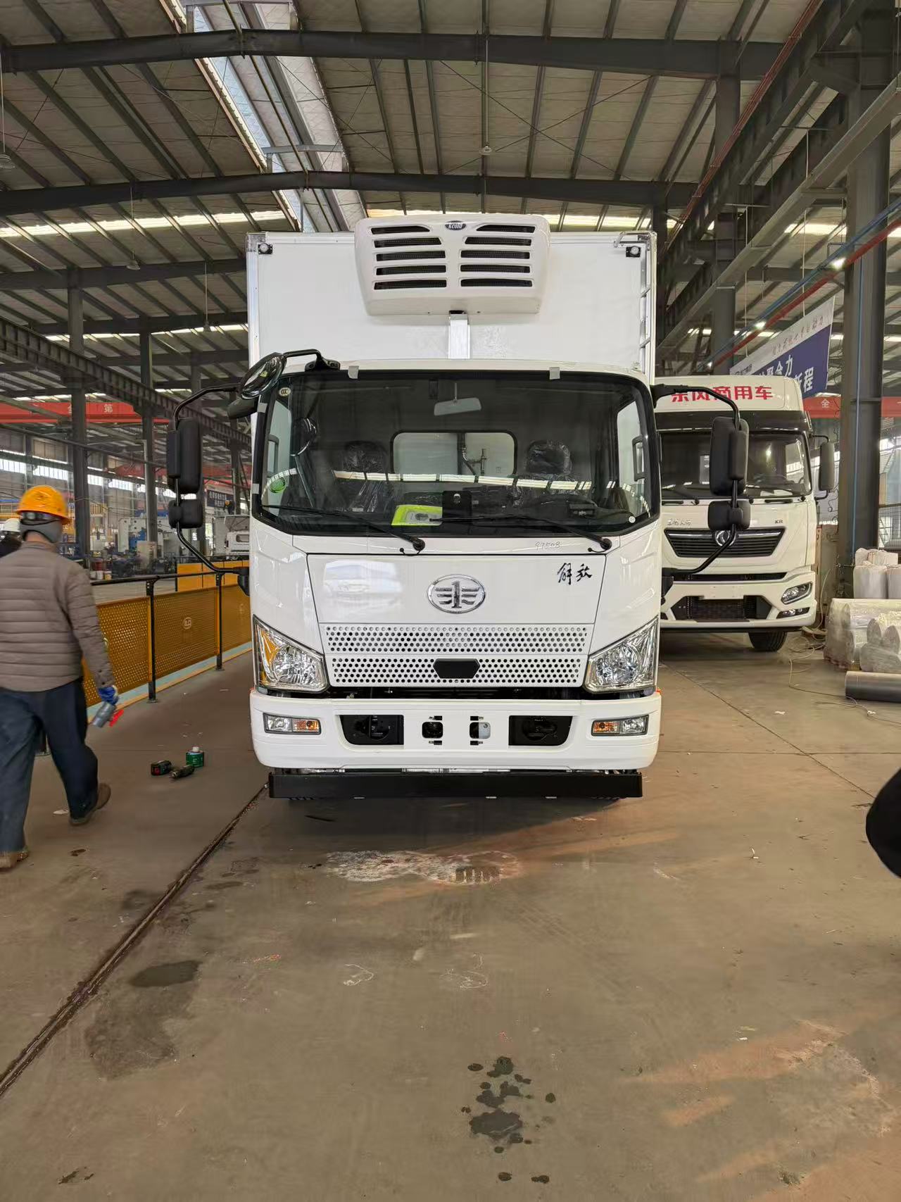  解放J6F國(guó)六5米5帶冷機(jī)危險(xiǎn)品車(chē)