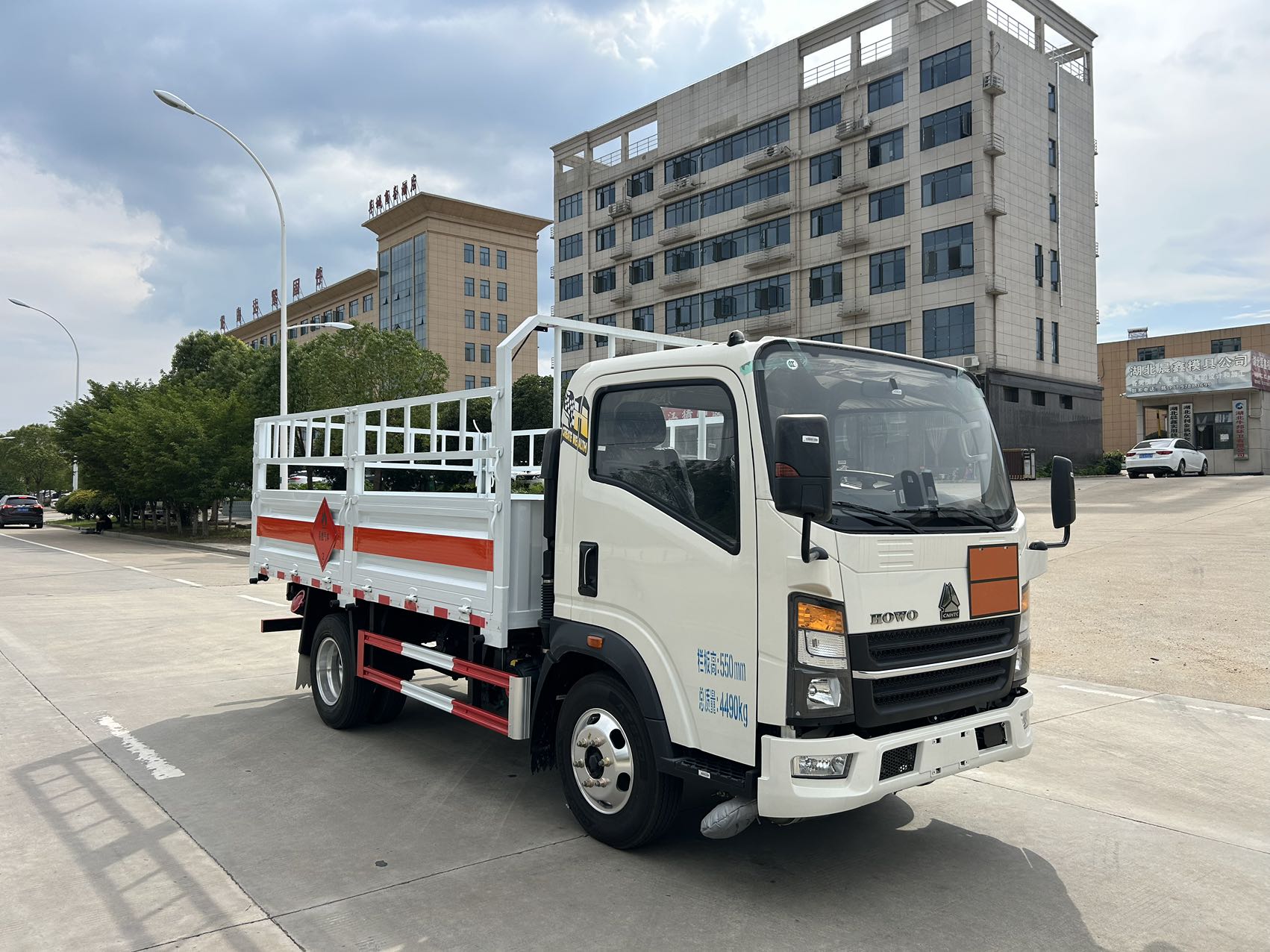重汽豪沃3米4國六氣瓶運輸車