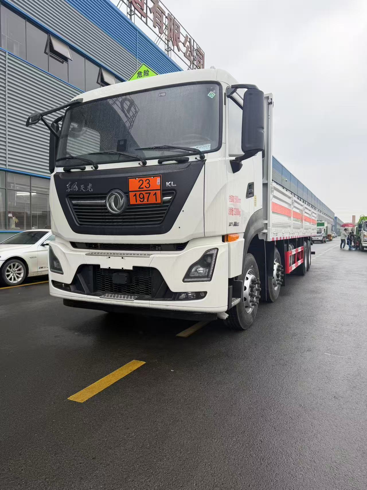 東風天龍前四后八低欄板氣瓶車
