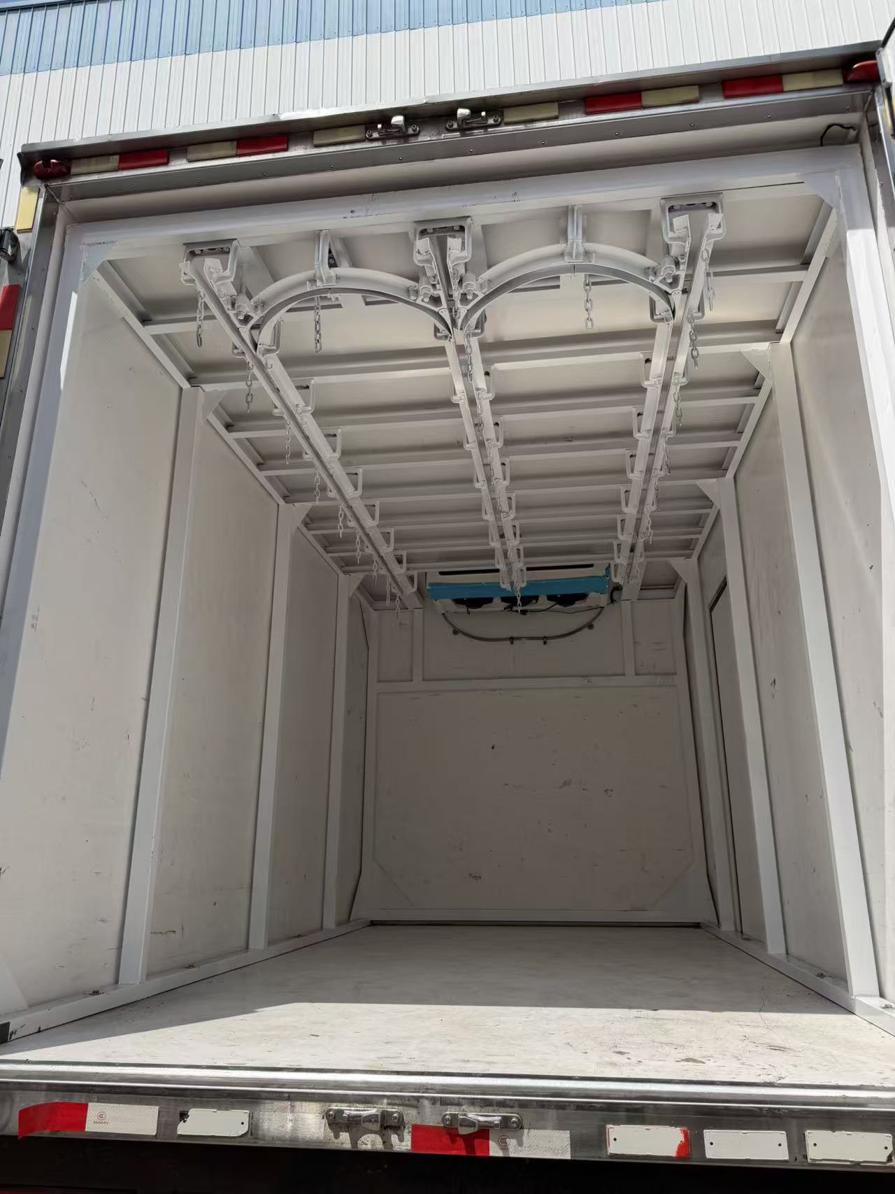 帶對接式重載導(dǎo)軌冷藏車