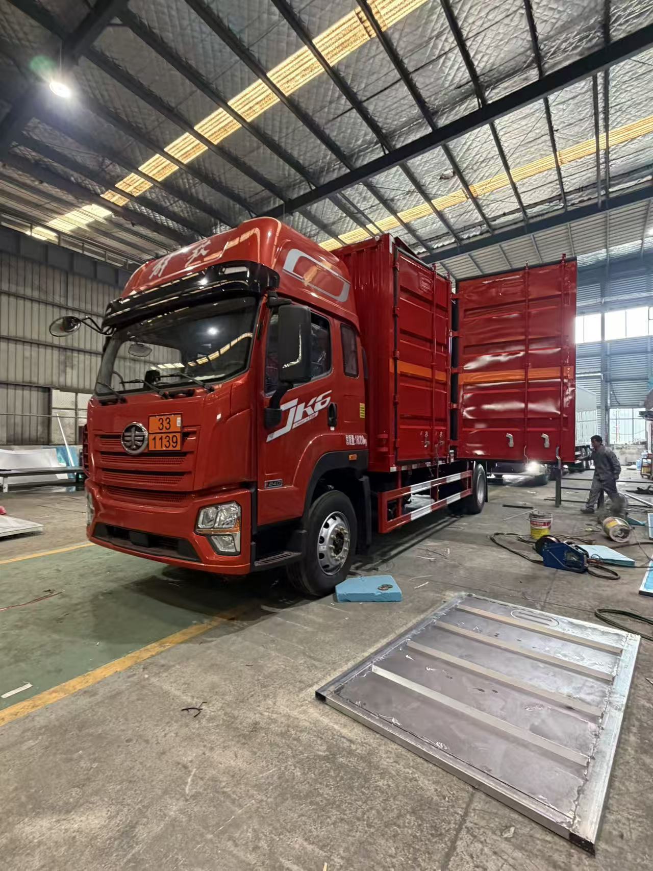 解放JK6帶全開門危險(xiǎn)品車