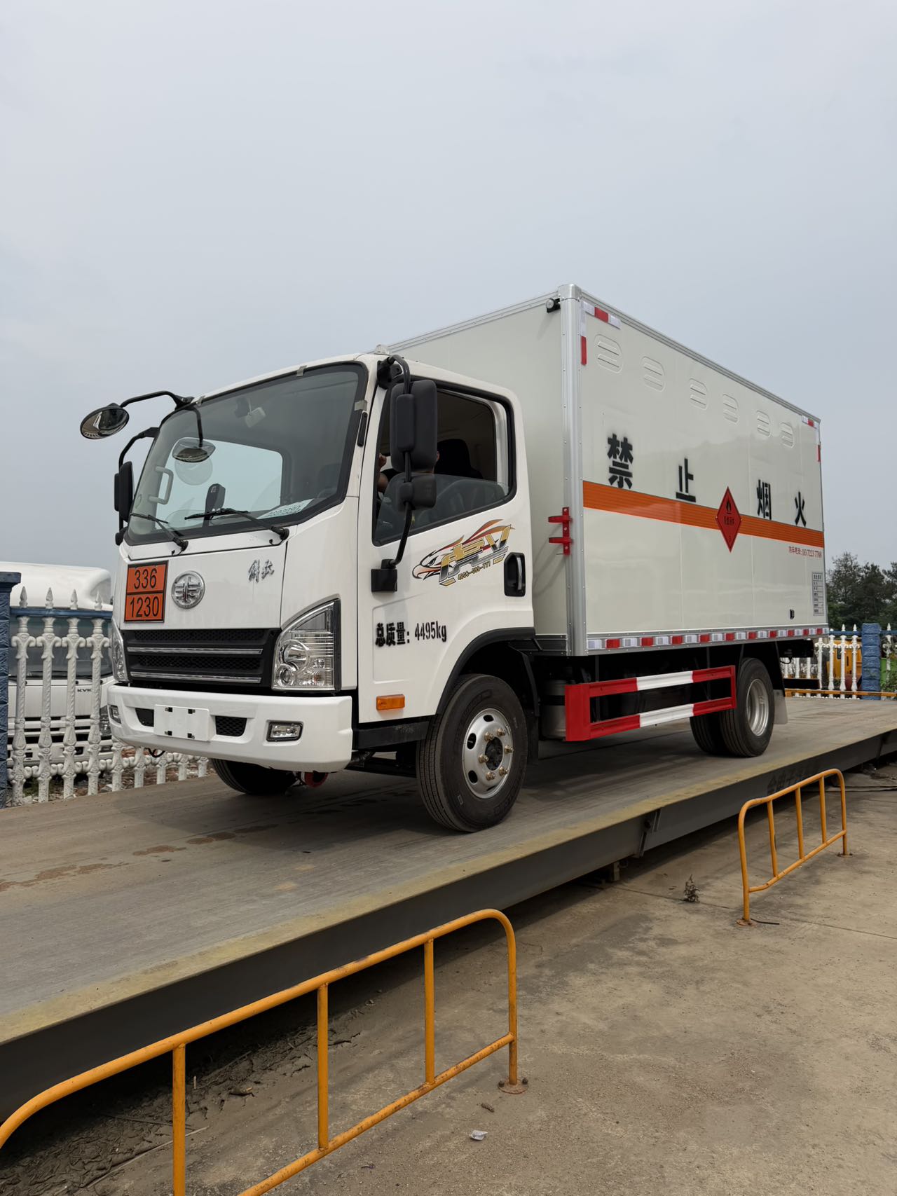 解放虎V國六易燃液體廂式車
