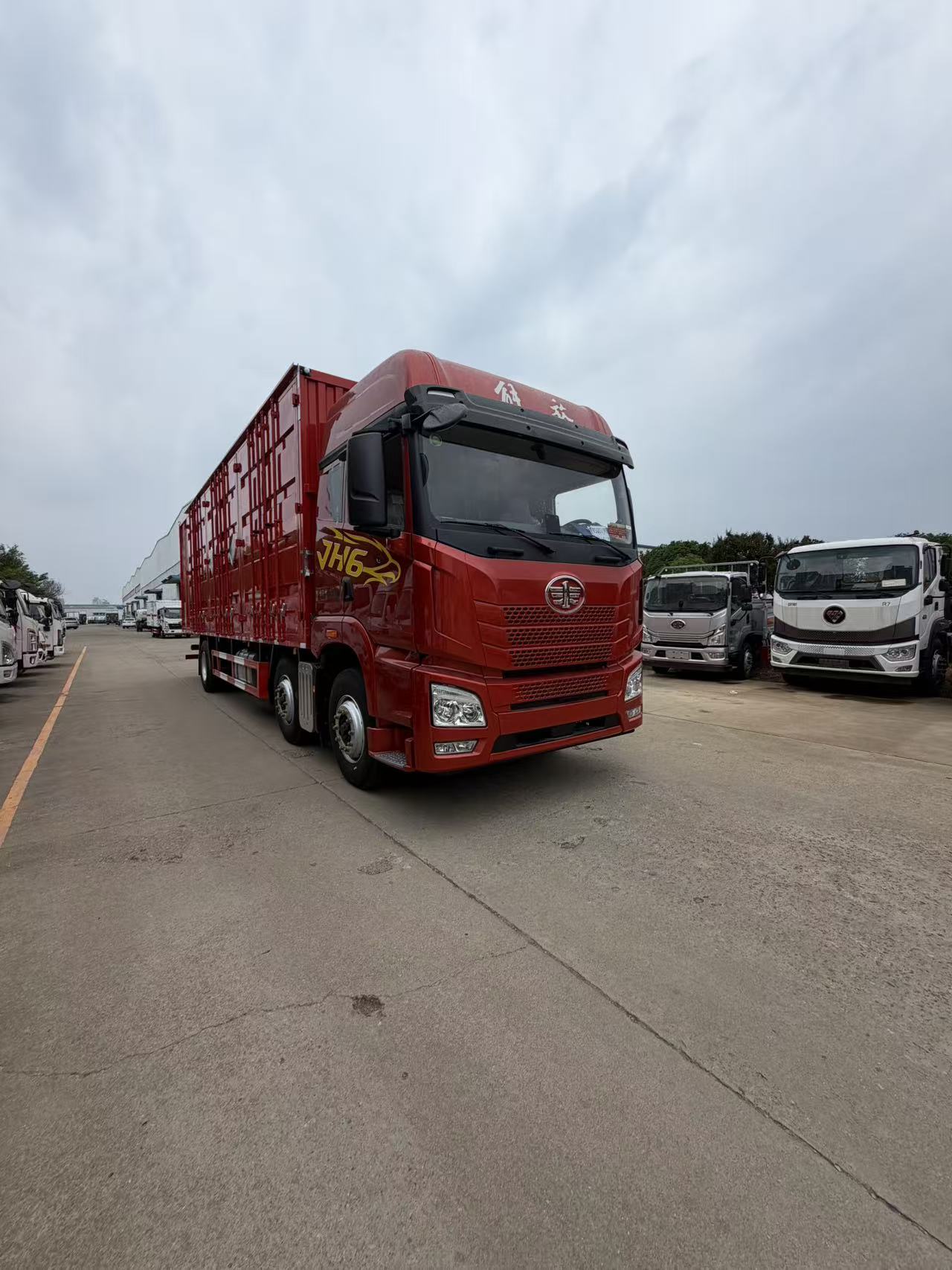 新款車型上市——解放JH6國六三軸爆破車