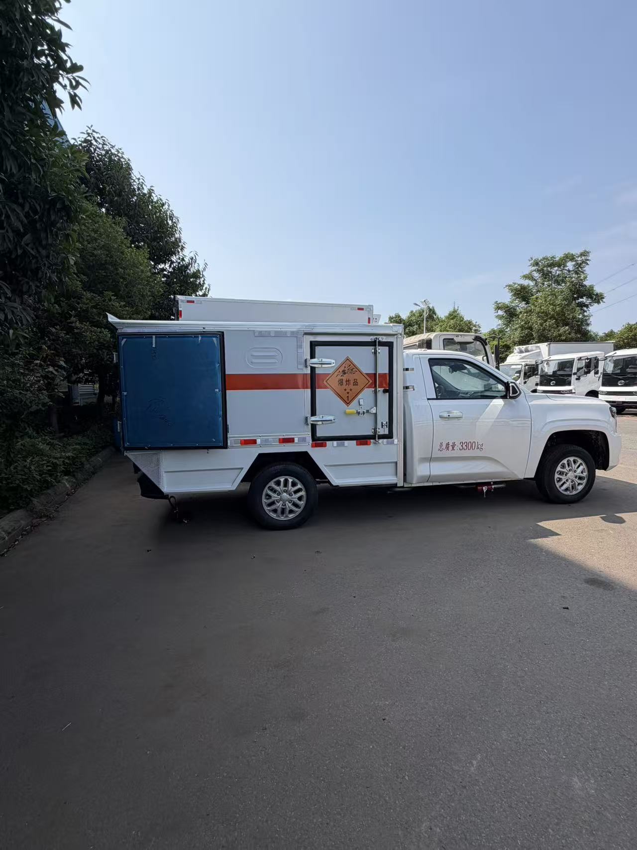 江鈴新規四驅皮卡爆破車